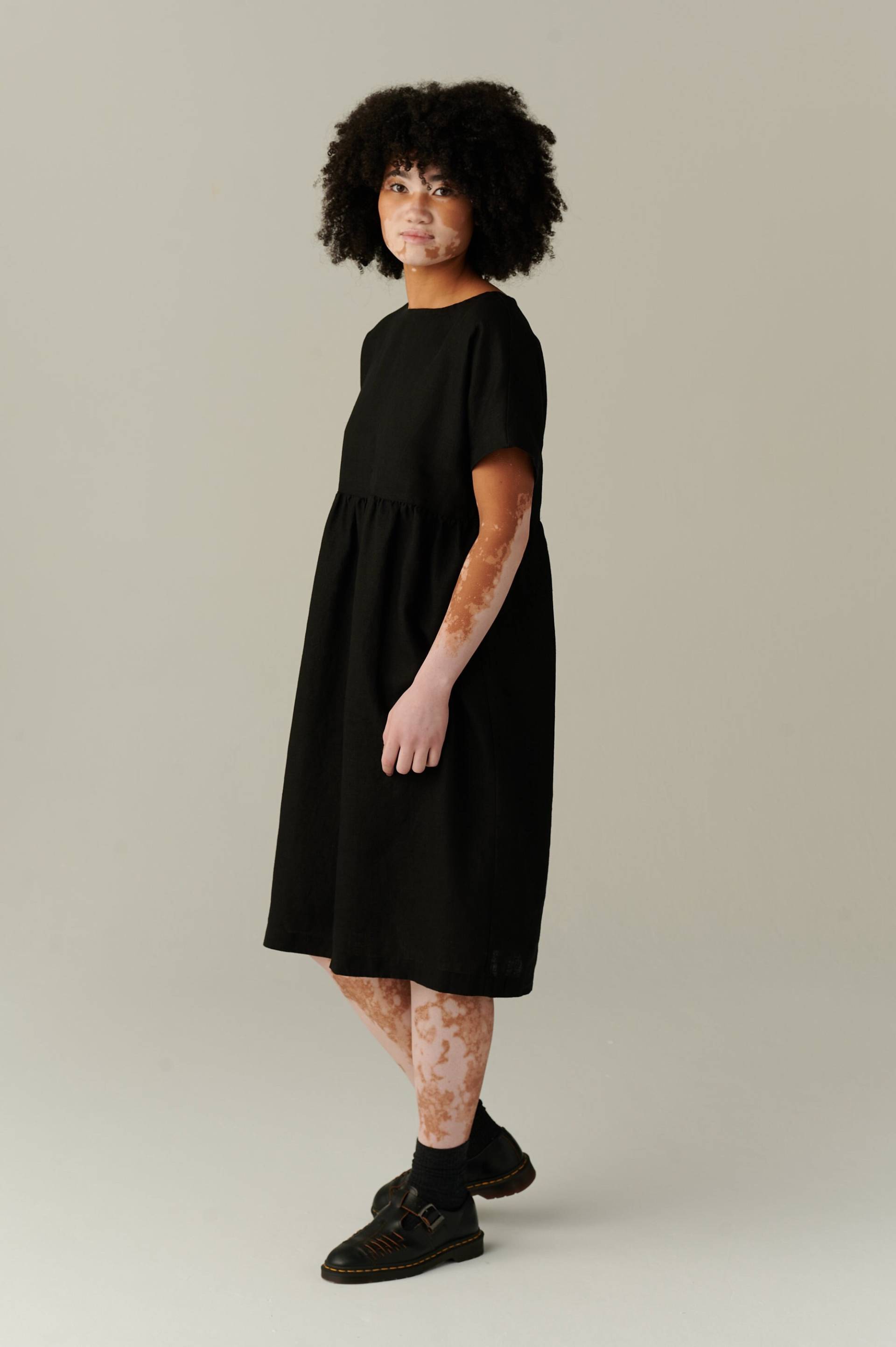 Schwarzes Leinenkleid Gemma - Alltagskleid Freizeitkleid Oversized Kleid Schlichtes Sommerkleid von Linenfox