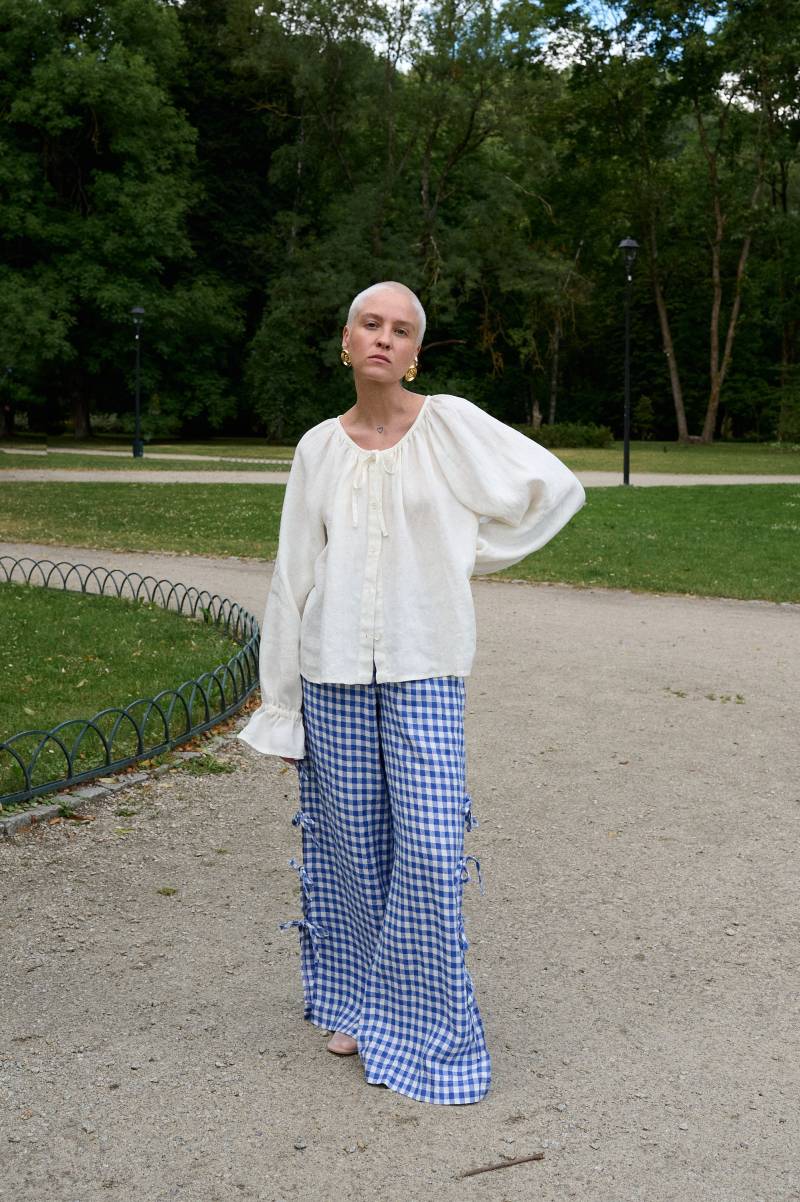 Versandfertig - Mila Milchig Weißes Leinentop Durchgeknöpfte Bluse Langarm Rüschenbündchen Oversized Sommertop von Linenfox