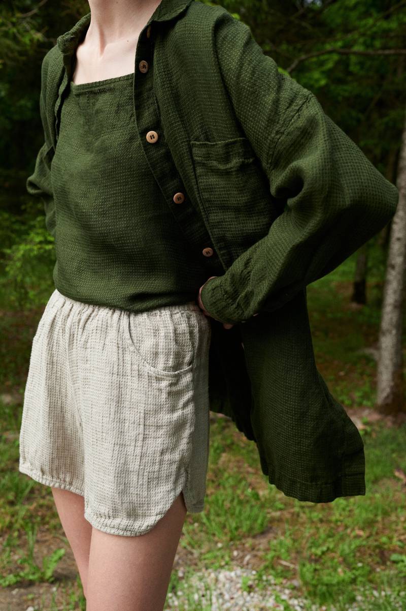 Versandfertig - Vika Waldgrünes Waffelhemd Oversized Leinenhemd Gewaschenes Hängeschulterhemd von Linenfox
