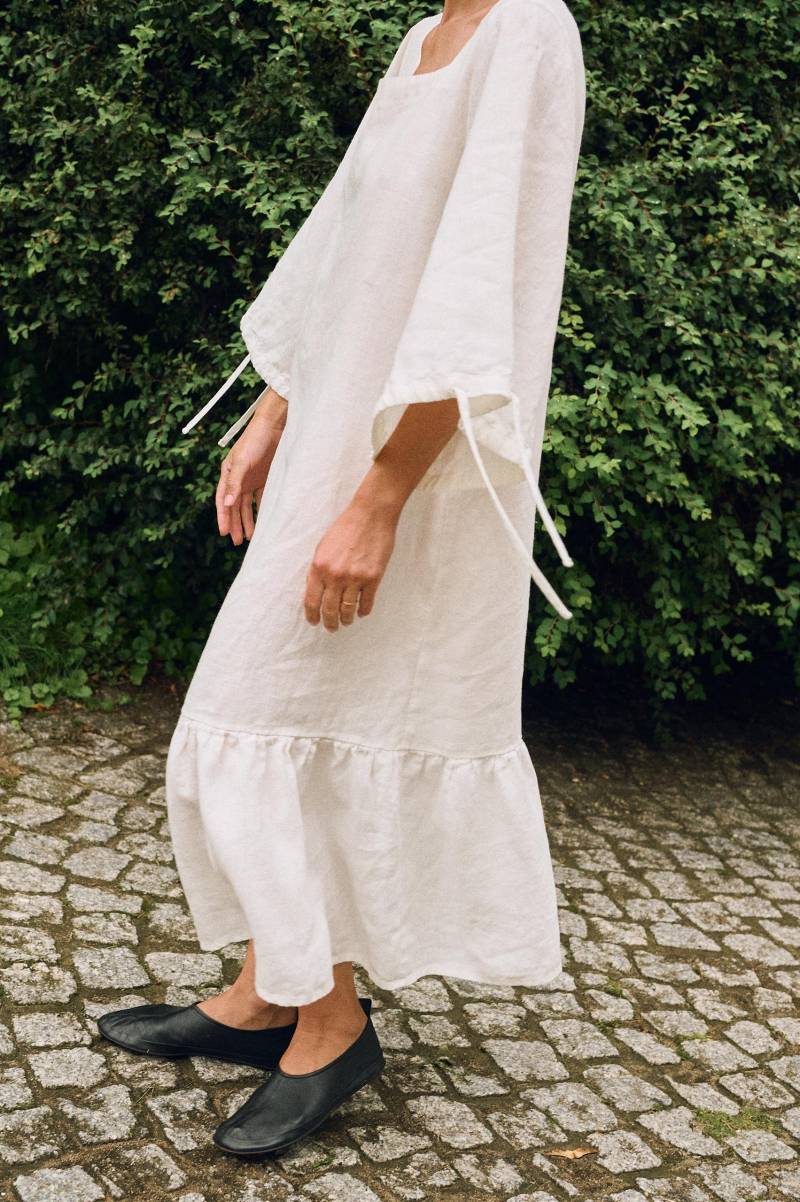 Vilte Milchig Weißes Leinenkleid - Rüschenrock Sommerkleid Oversized Schickes Weiches Leinenkleid-Weite Ärmel von Linenfox