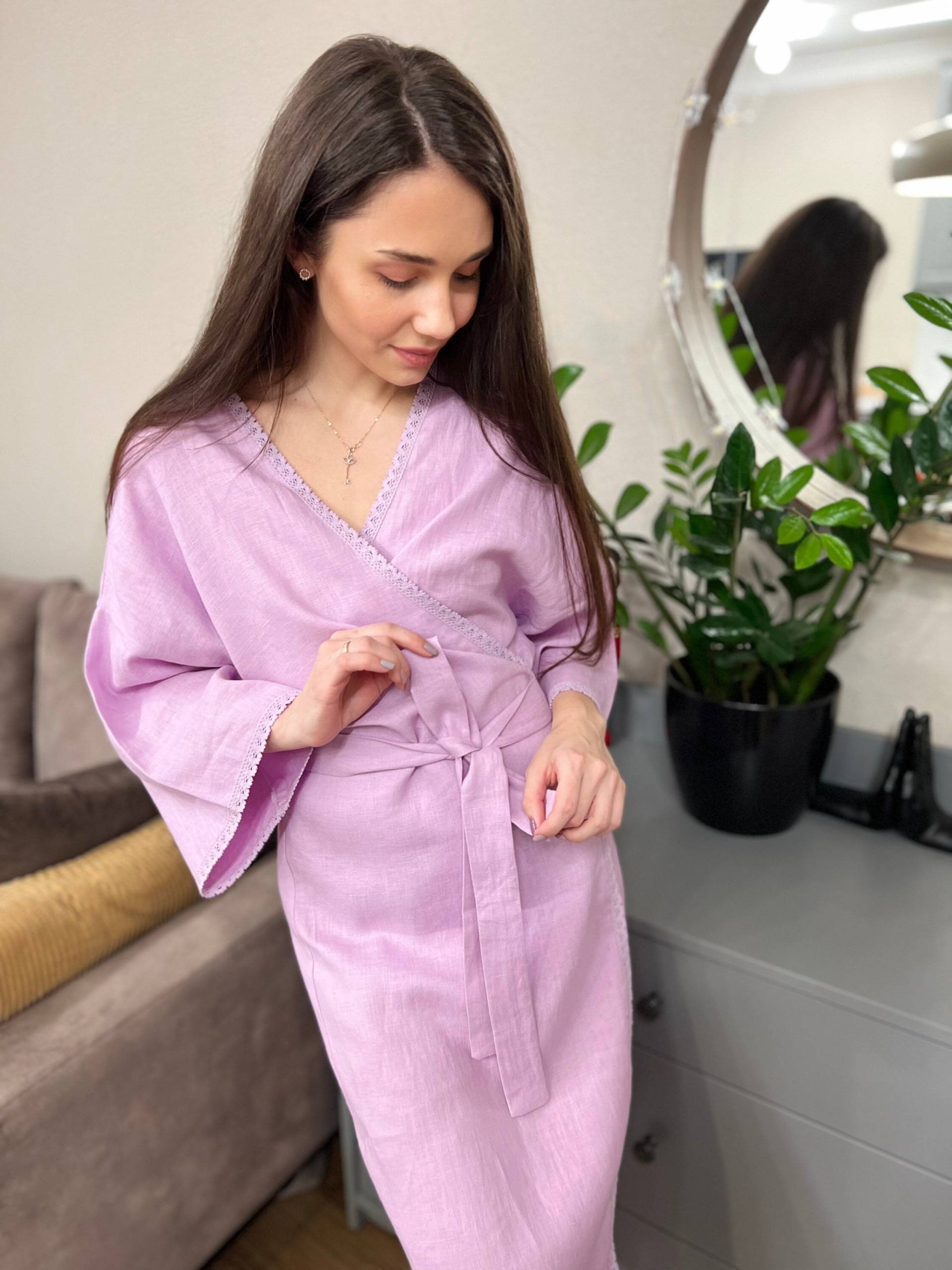 Lila Leinen Robe Mit Spitzen, Midi Kimono Robe, Bademantel, Langer Braut Baumwollspitze Nina, Loungewear, Geschenk Für Sie von Linenlara
