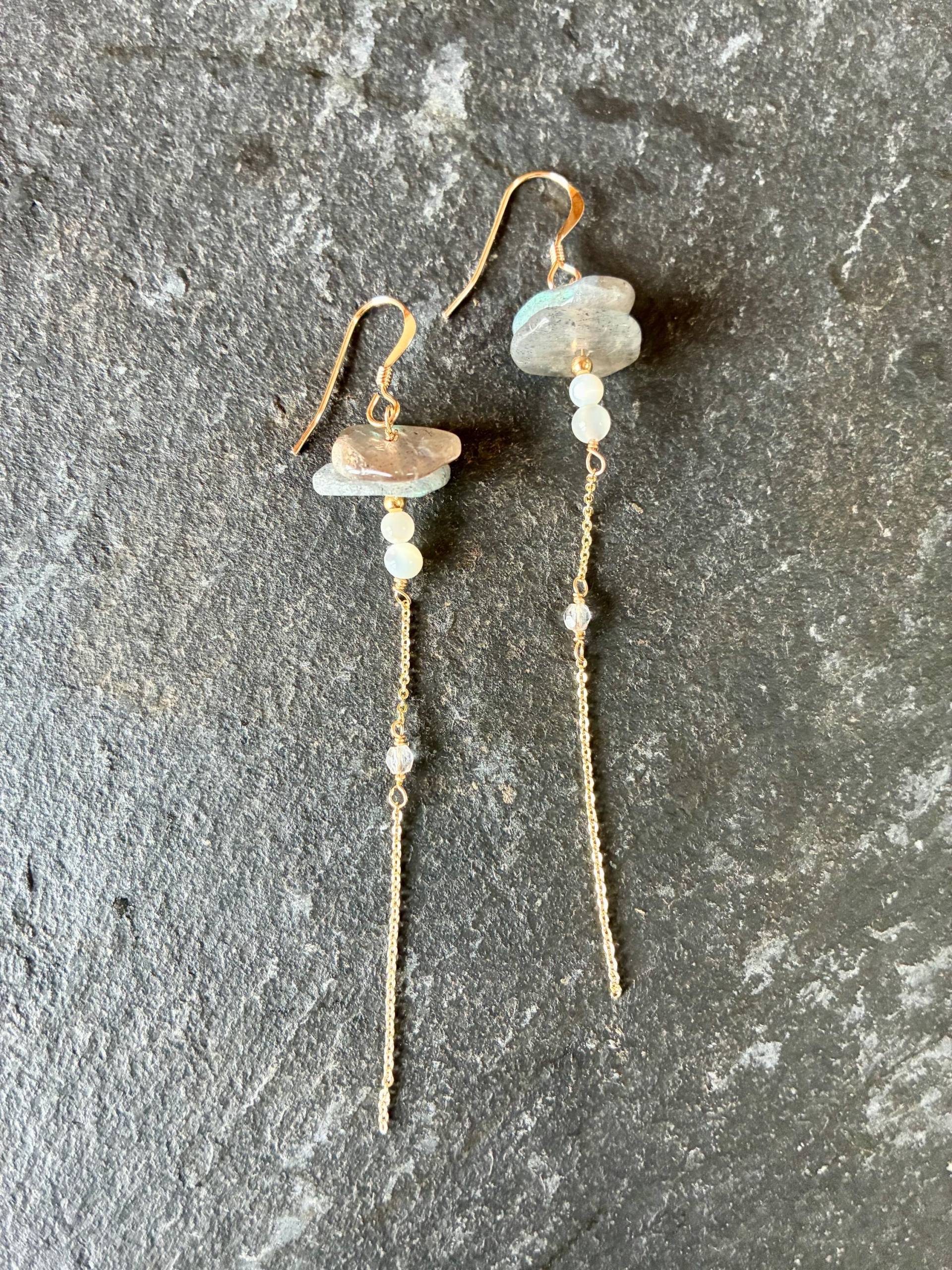 Lange Boucles D Oreilles Fines, Labradorit, Perlmutt Und Kristall von LineofPau