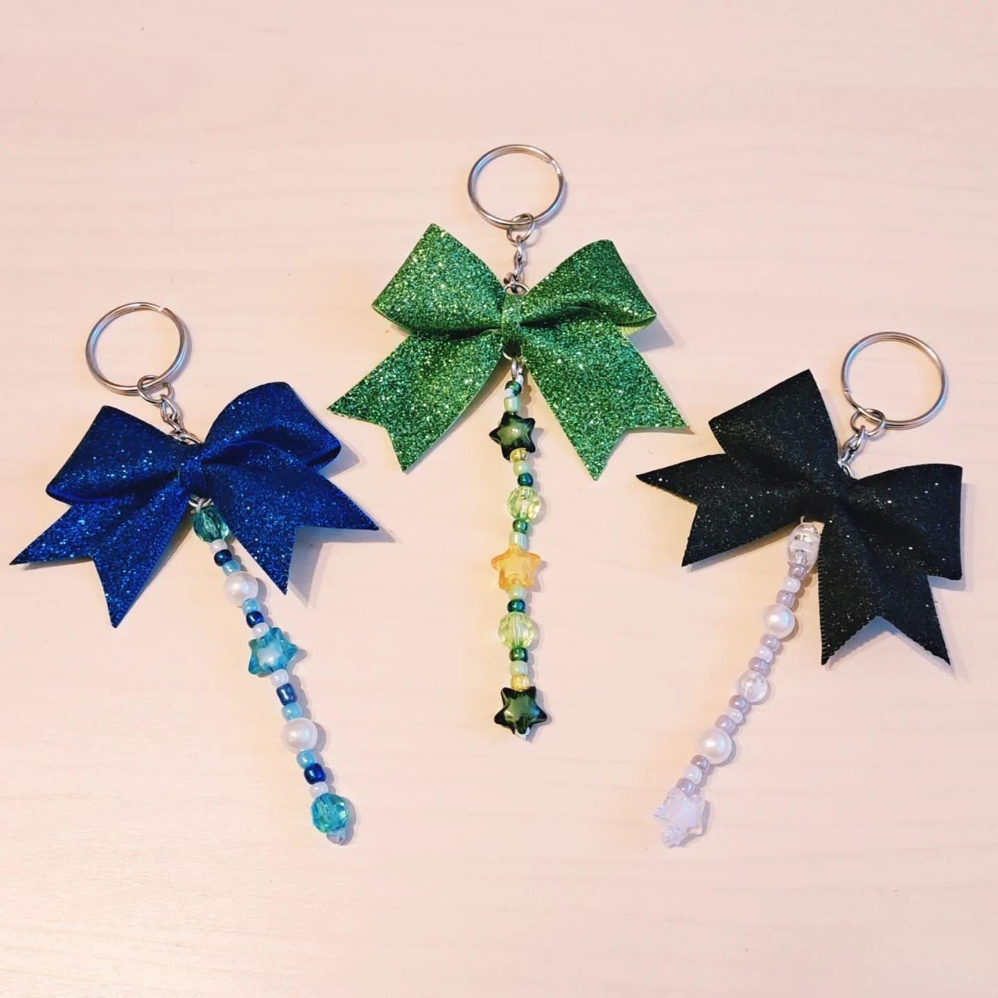 Cute & Sparkly Fully Customizable Bead Bow Bag Charm For Cheerleaders, Dancers Or Anyone Who Loves Glittery Charms von Linesschleifen