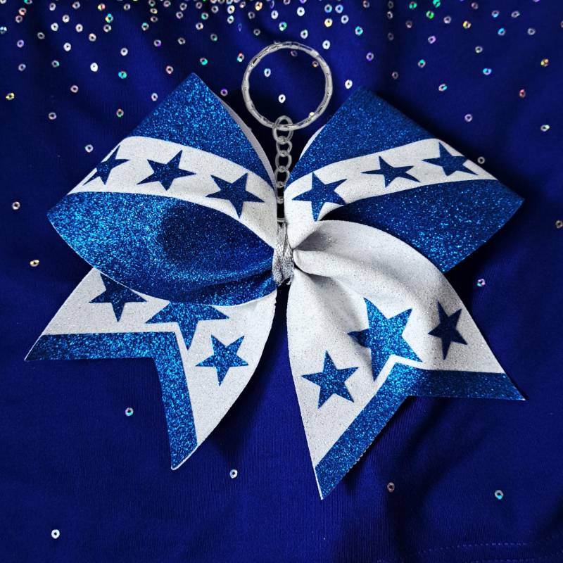 Dallas Cowboy Cheerleader Dcc Bag Charm Bow in Glittery White & Blue - Perfect For Bags, Backpacks Or Key Chains von Linesschleifen