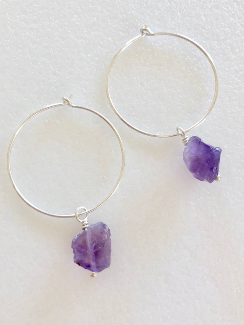 Amethyst-Creolen, Rohe Lila Amethyst-Nuggets, Natürlicher Edelstein, Februar Geburtsstein, 1-Zoll-Creolen, Sterlingsilber, Gold Fill von Linettesjewelrychest