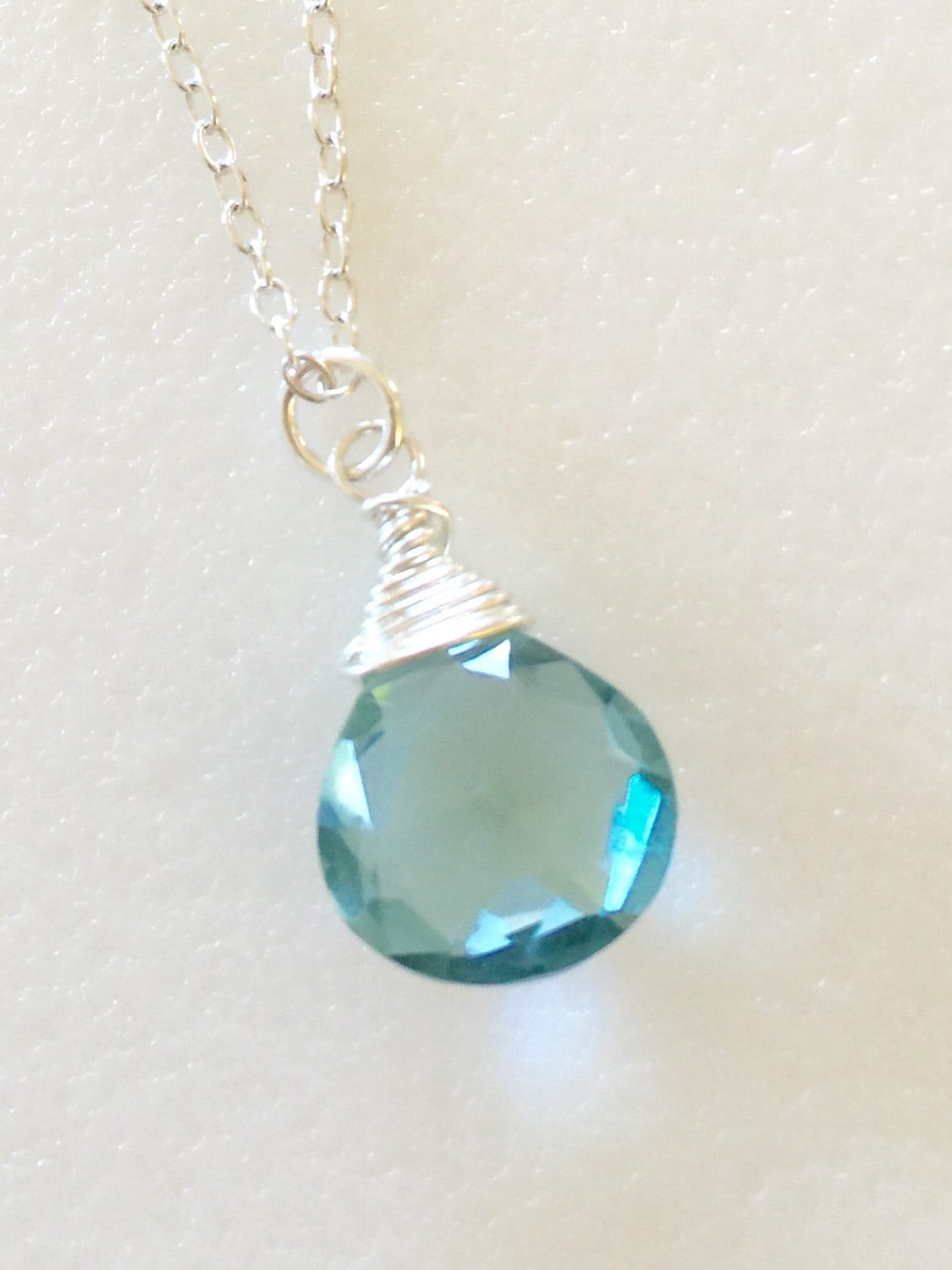 Aquamarin Halskette, März Geburtsstein, Herz Briolette, Aqua Blau Edelstein, Sterling Silber, 14K Gold Fill von Linettesjewelrychest