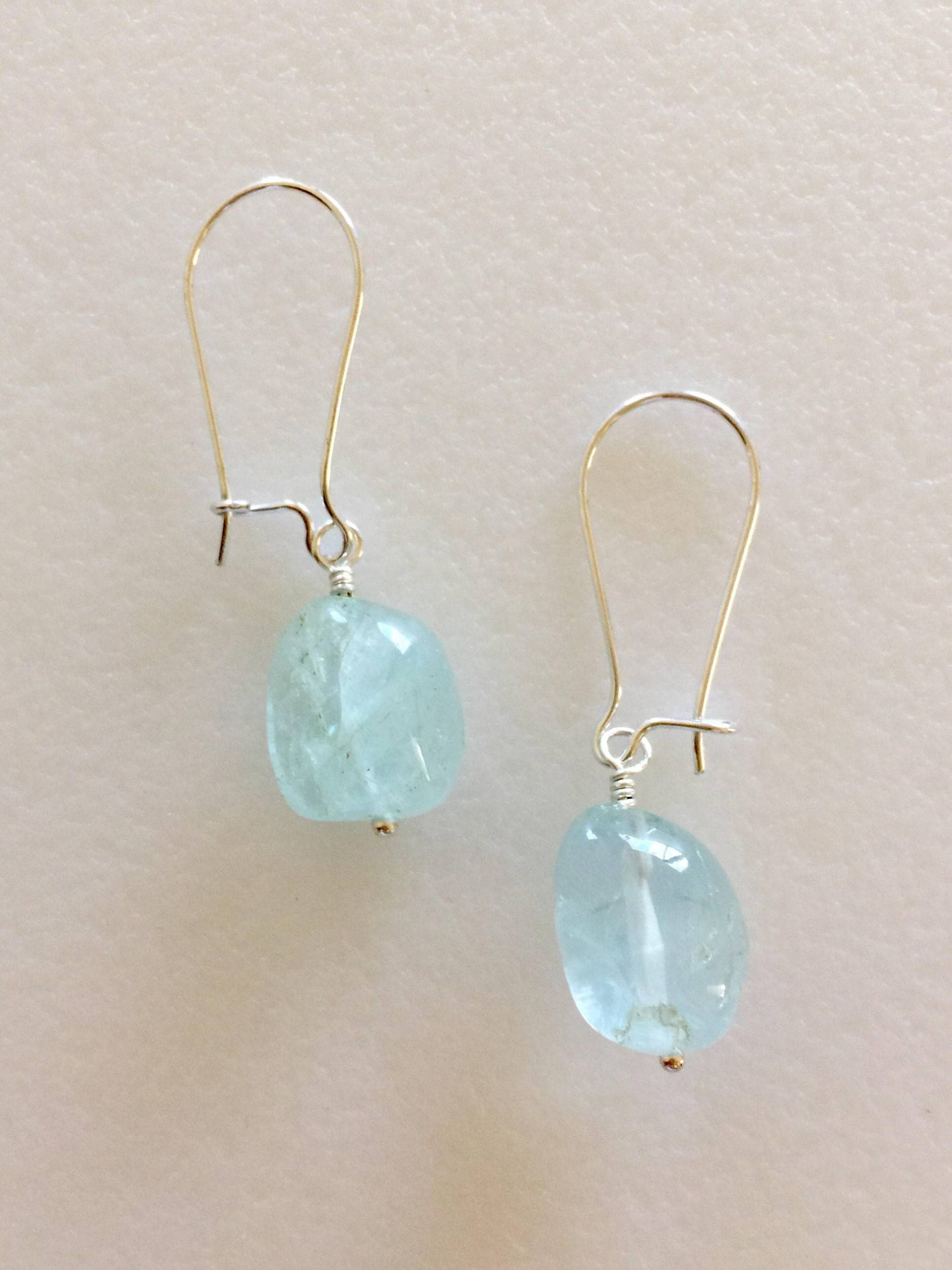 Aquamarin Ohrringe, Hellblaue Nuggets, Halbdurchscheinend, Glatte Polierte Edelsteine, März Geburtsstein, Sterling Silber von Linettesjewelrychest