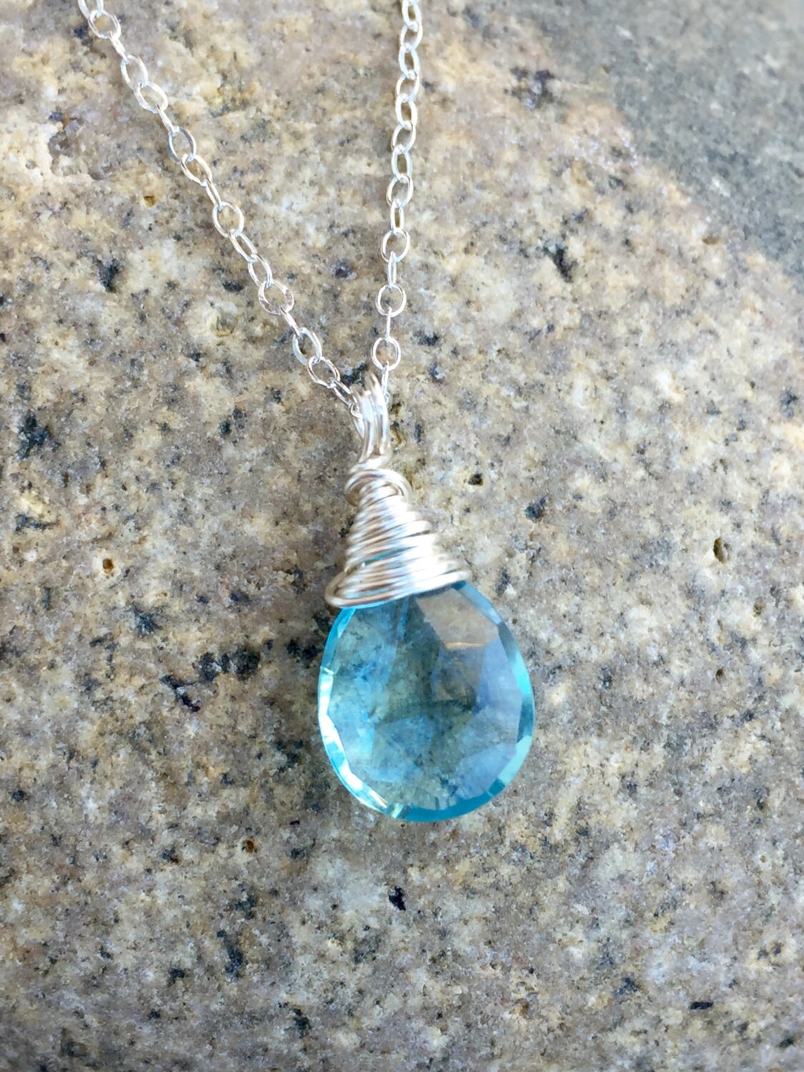 Blauer Topas-Quarz-Halskette, Aquamarin Quarz Briolette, März Und Dezember Birthstone, Sky Blue Topas, Sterling Silberdraht Umwickelt von Linettesjewelrychest