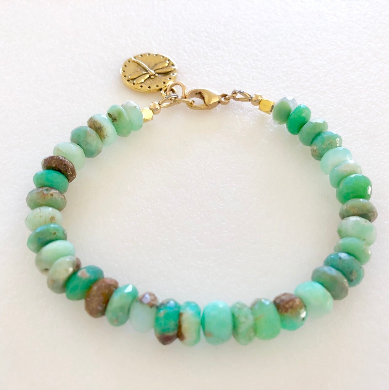 Chrysopras Armband, Edelstein Perlen Roh Natürliche Grüne Chrysopras, Heilstein, Libellenanhänger, Gold Füllen, Sterling Silber von Linettesjewelrychest