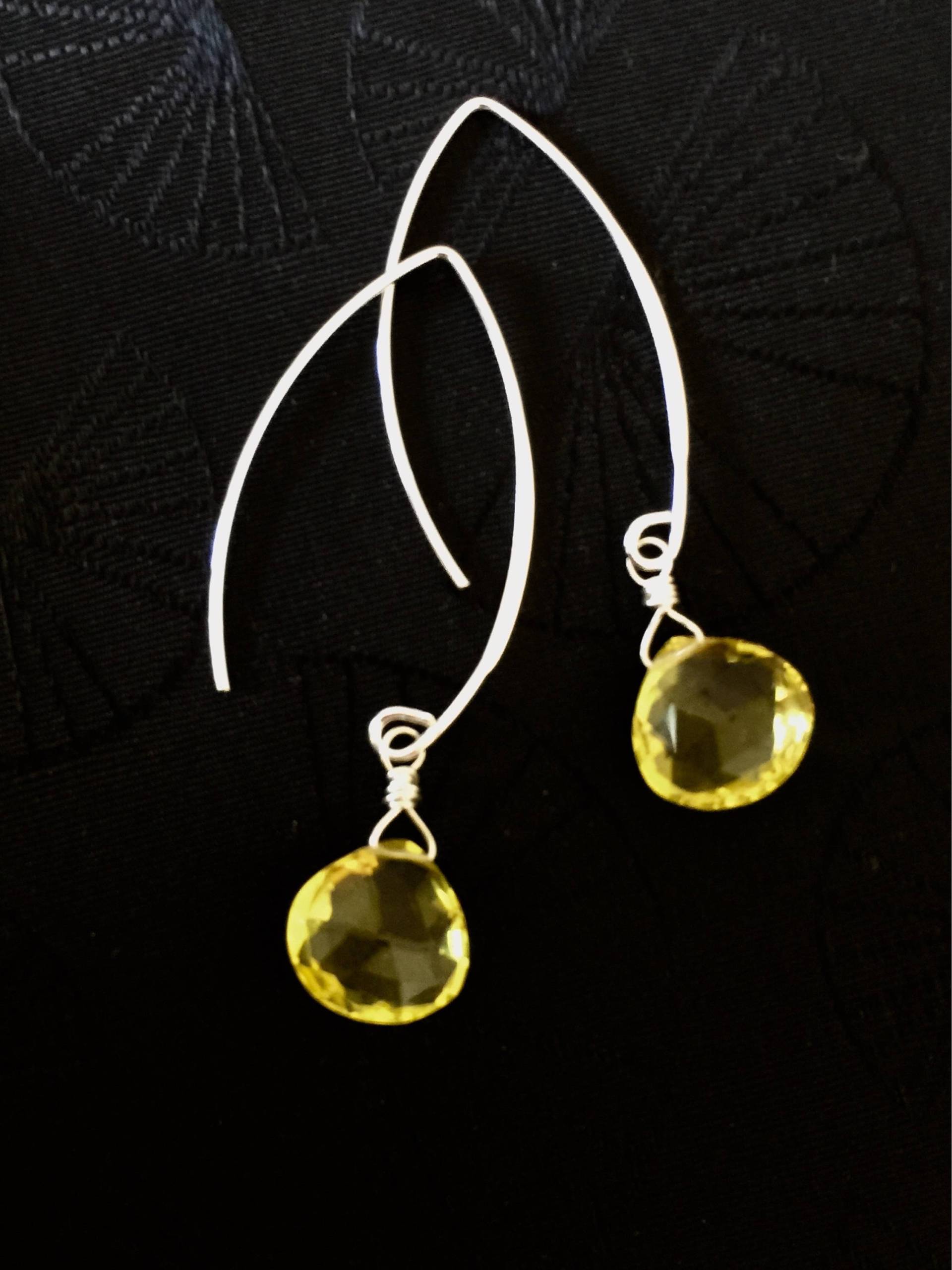 Citrin Gelbe Ohrringe, Quarz Kristall Herz Brioletten, Zitronengelb, Heilende Kristalle, November Geburtsstein, Sterling Silber Gehämmert von Linettesjewelrychest