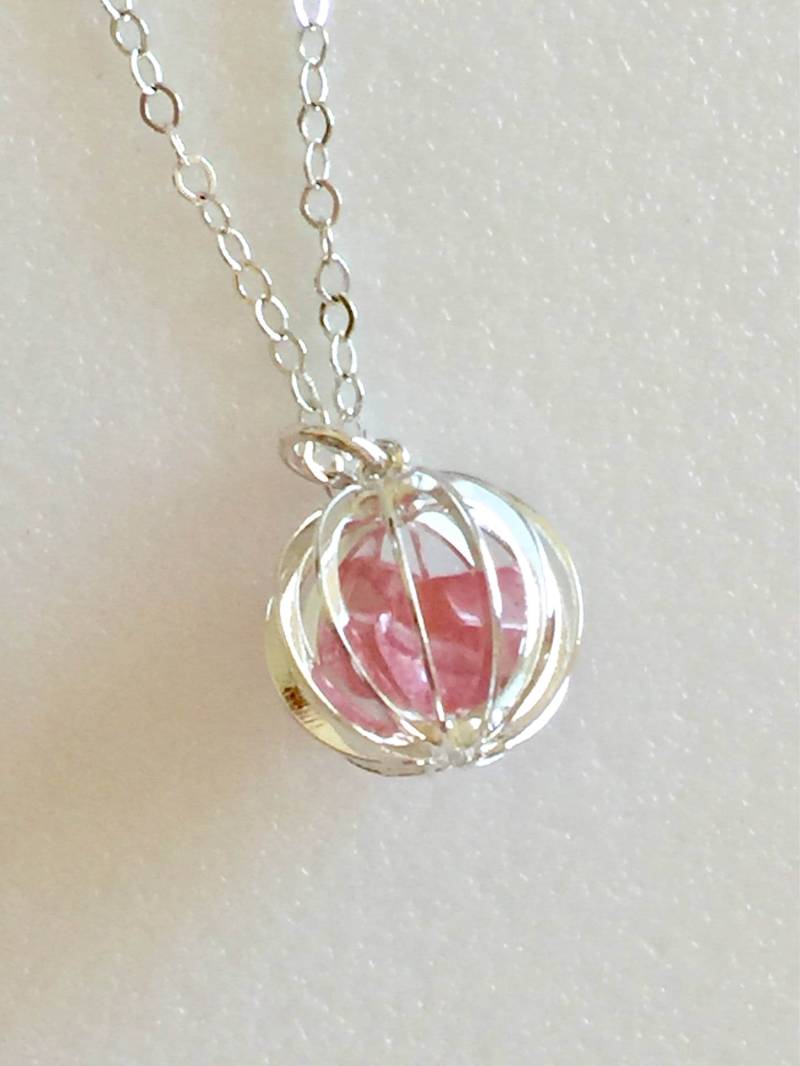 Erdbeerquarz Käfig, Quarz Kristall Halskette, Heilende Kristalle, Bergkristall Edelsteine, Rosa Halskette von Linettesjewelrychest