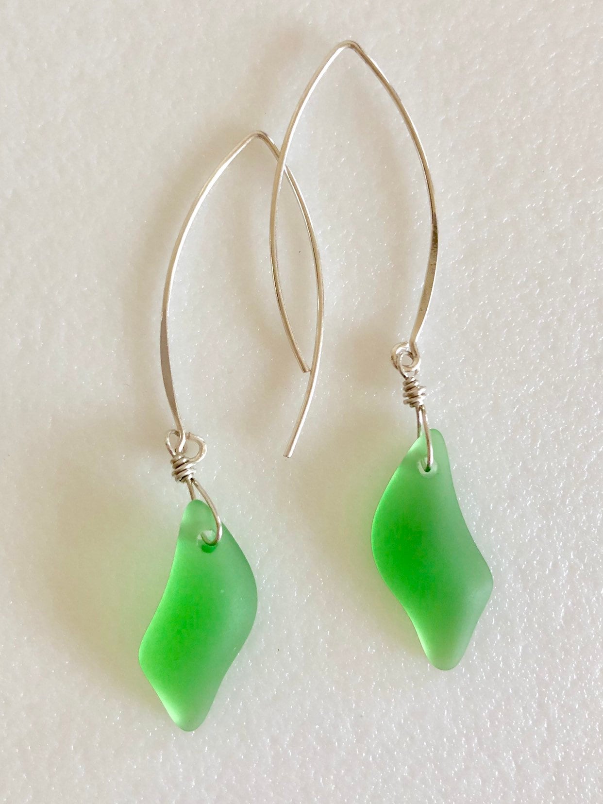 Grüne Seeglas Ohrringe, Smaragd Grün Seeglas, Sea Glass Wave, Strand Sterling Silber von Linettesjewelrychest
