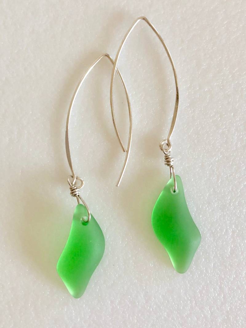 Grüne Seeglas Ohrringe, Smaragd Grün Seeglas, Sea Glass Wave, Strand Sterling Silber von Linettesjewelrychest