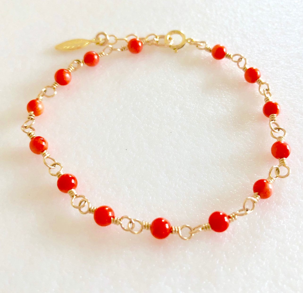 Korallen Armband, Zarte Orange Koralle, Hand Wire Wrapped, Natürliche Echte Gold Fill von Linettesjewelrychest