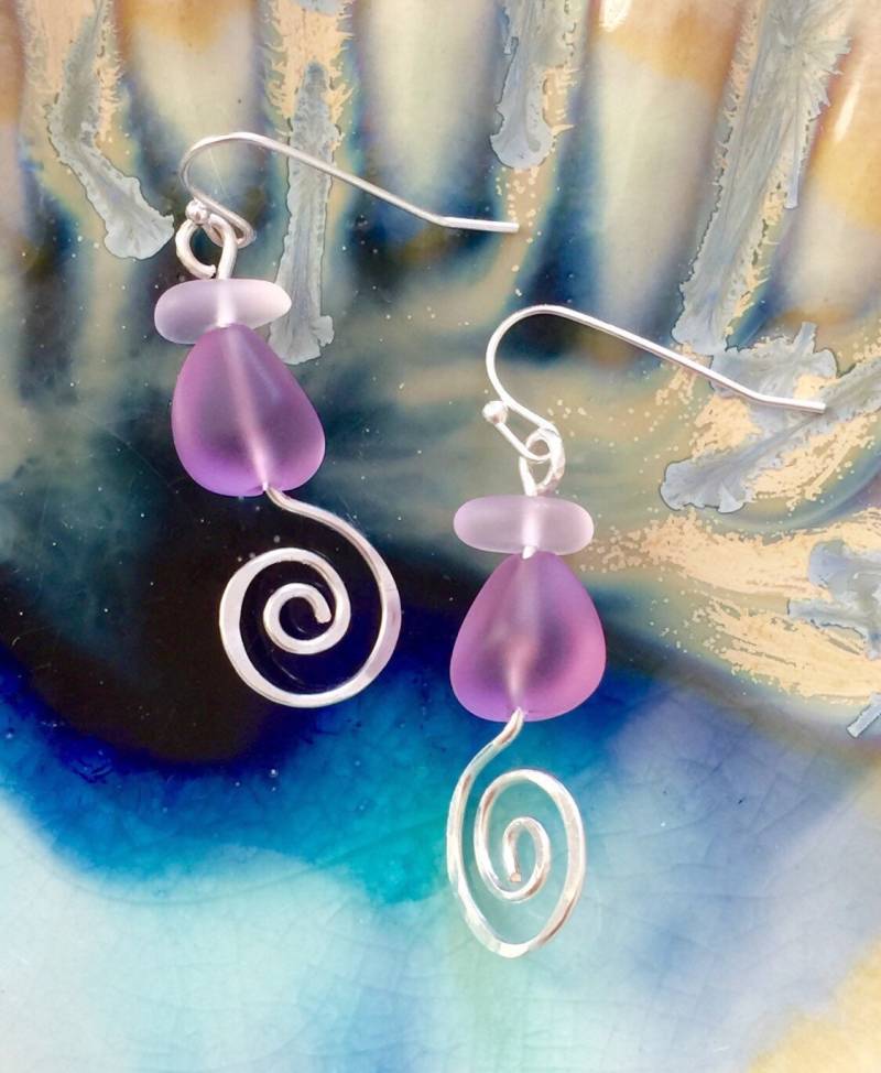 Lavendel Rosa Seeglas Ohrringe, Strand Glas Kultiviertes Seeglas, Spiral Tropfen, Draht Gewickelt, Sterling Silber von Linettesjewelrychest