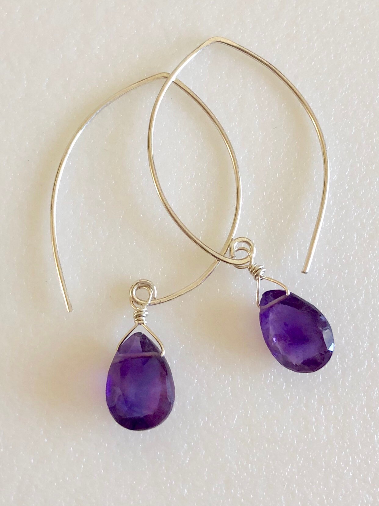 Lila Amethyst Ohrringe, Royal Briolettes, Februar Birthstone, Braut, Handgemachte Bali Ohrhaken, Sterling Silber, Gold Fill von Linettesjewelrychest