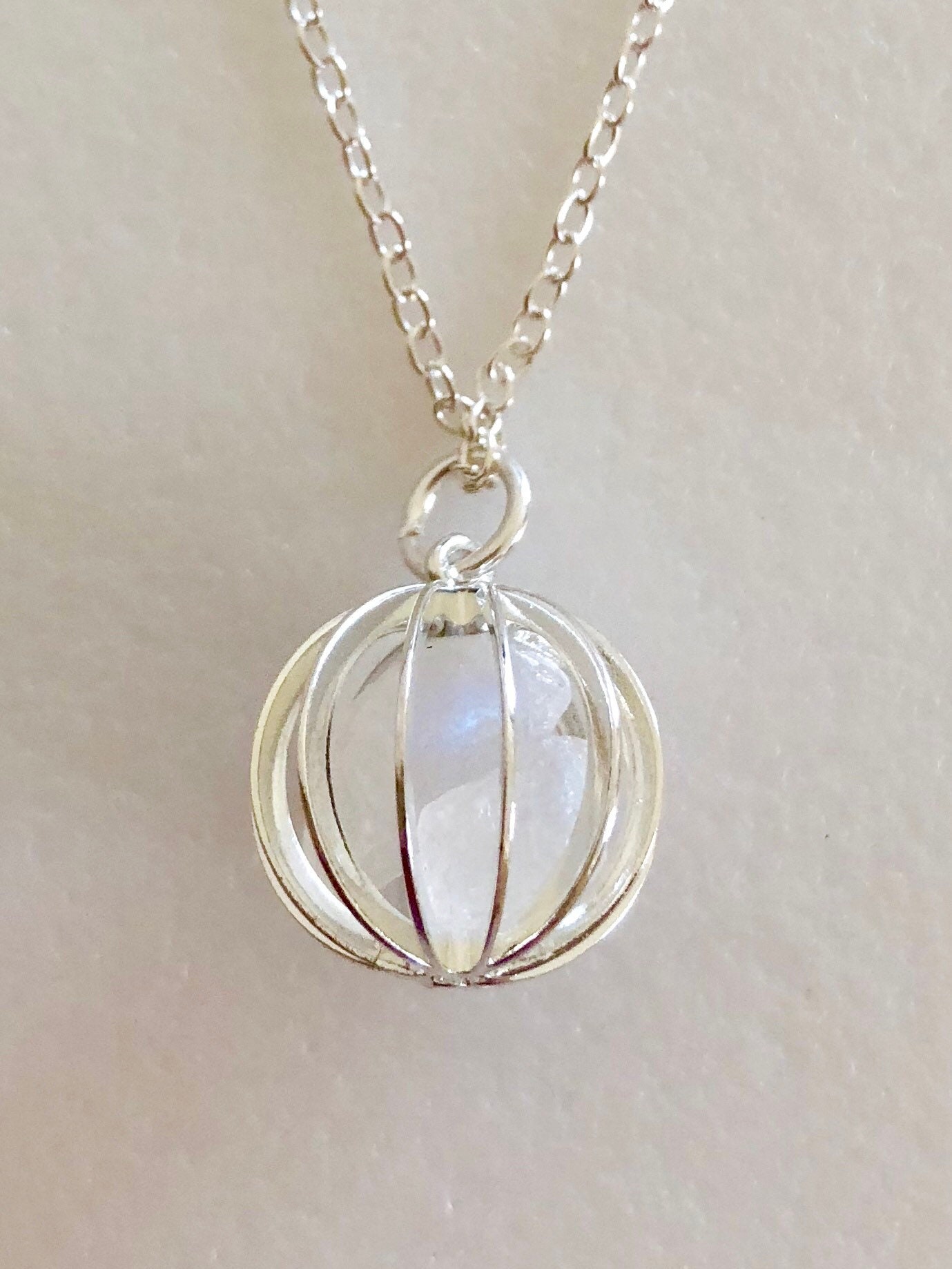 Mondstein Käfig Halskette, Echter Regenbogen Mondstein, Juni Geburtsstein, Roh Edelstein Nugget, Sterling Silber von Linettesjewelrychest