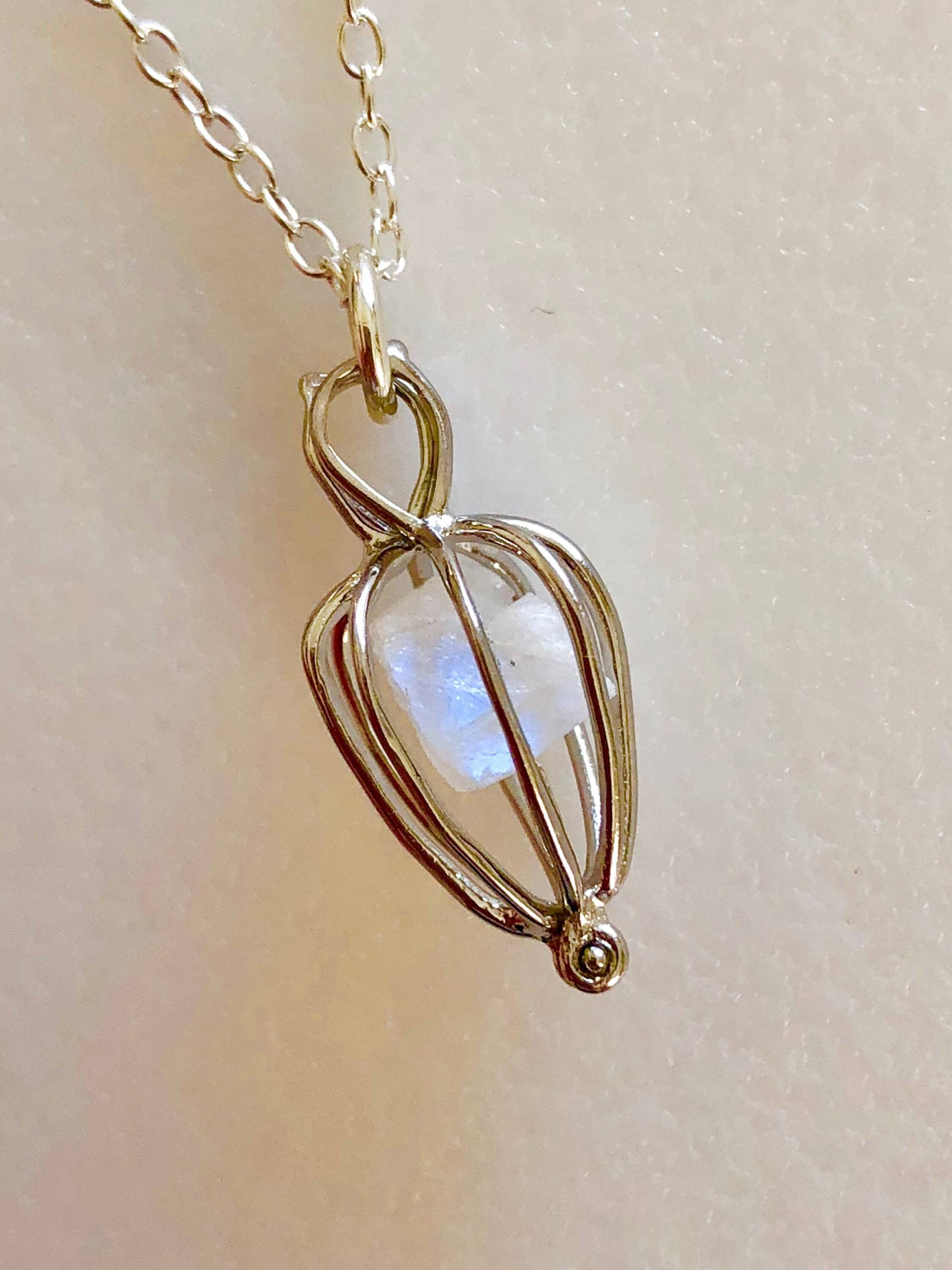 Mondstein Käfig Halskette, Sterling Silber Käfig, Echter Regenbogen Nugget, Weißer Kristall, Blauer Blitz, Juni Geburtsstein von Linettesjewelrychest