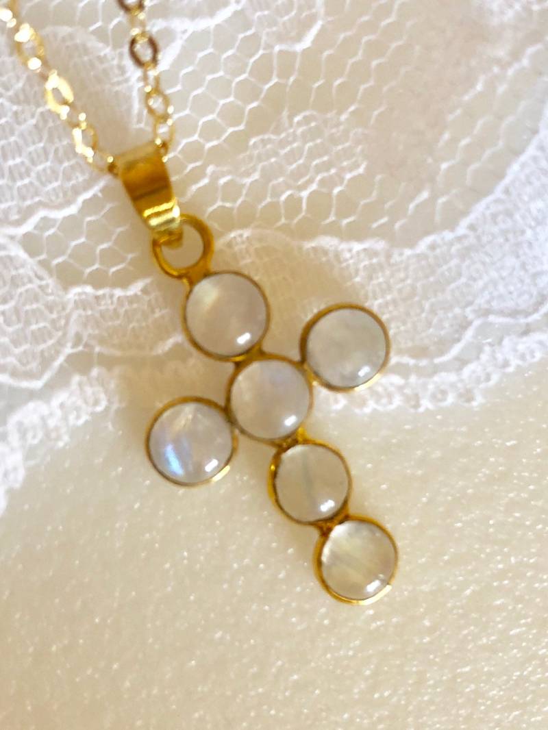 Mondstein Kreuz Halskette, Petite Anhänger, Natürlicher Regenbogen Mondstein, Blauer Blitz, Juni Geburtsstein, Braut, 24K Gold Vermeil von Linettesjewelrychest