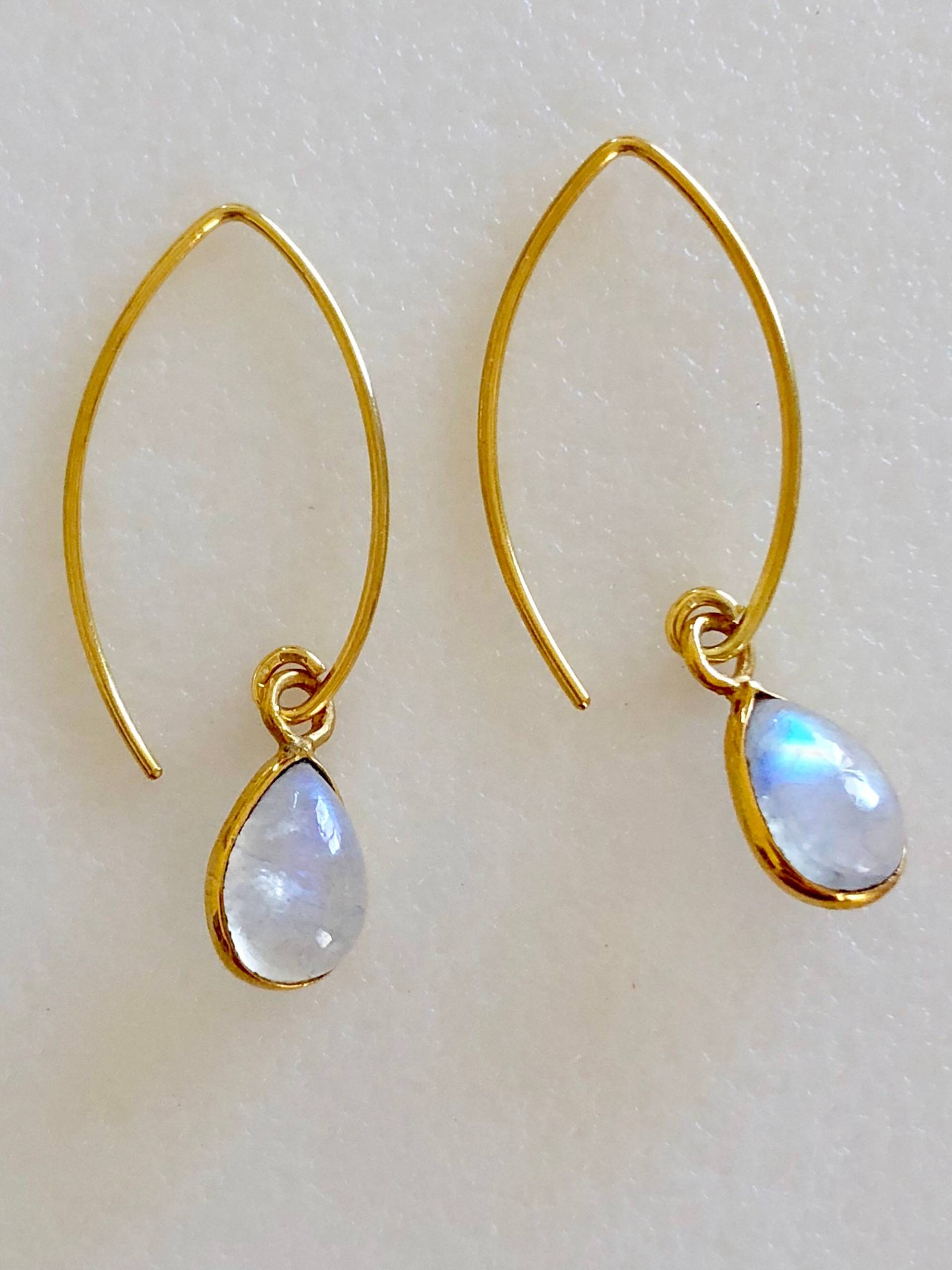 Mondstein Ohrringe, Baby Birne Tropfen, Petite Mondsteine, Natürlicher Regenbogen Mondstein, Juni Geburtsstein, Brautschmuck, 24K Vermeil Gold Mondstein Ohrringe, Baby Birne Tropfen, Petite Mondsteine, Natürlicher Regenbogen Mondstein, Juni Geburtsstein, Brautschmuck, 24K Vermeil Gold von Linettesjewelrychest
