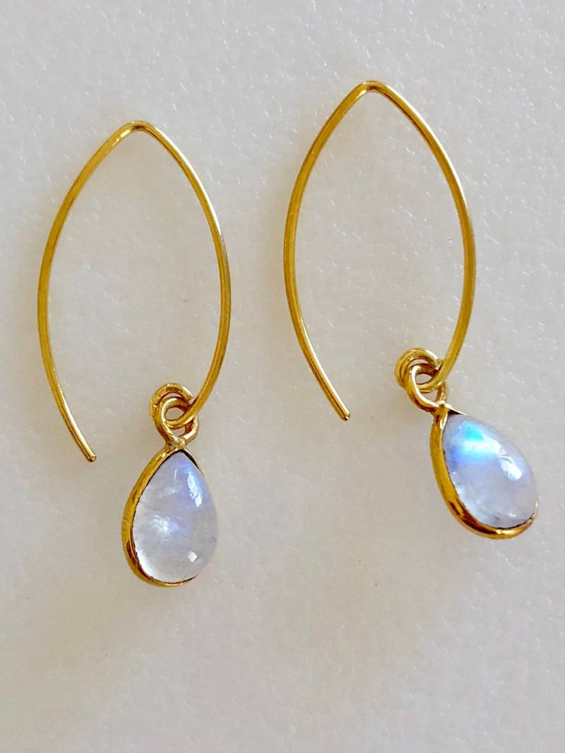 Mondstein Ohrringe, Baby Birne Tropfen, Petite Mondsteine, Natürlicher Regenbogen Mondstein, Juni Geburtsstein, Brautschmuck, 24K Vermeil Gold Mondstein Ohrringe, Baby Birne Tropfen, Petite Mondsteine, Natürlicher Regenbogen Mondstein, Juni Geburtsstein, Brautschmuck, 24K Vermeil Gold von Linettesjewelrychest