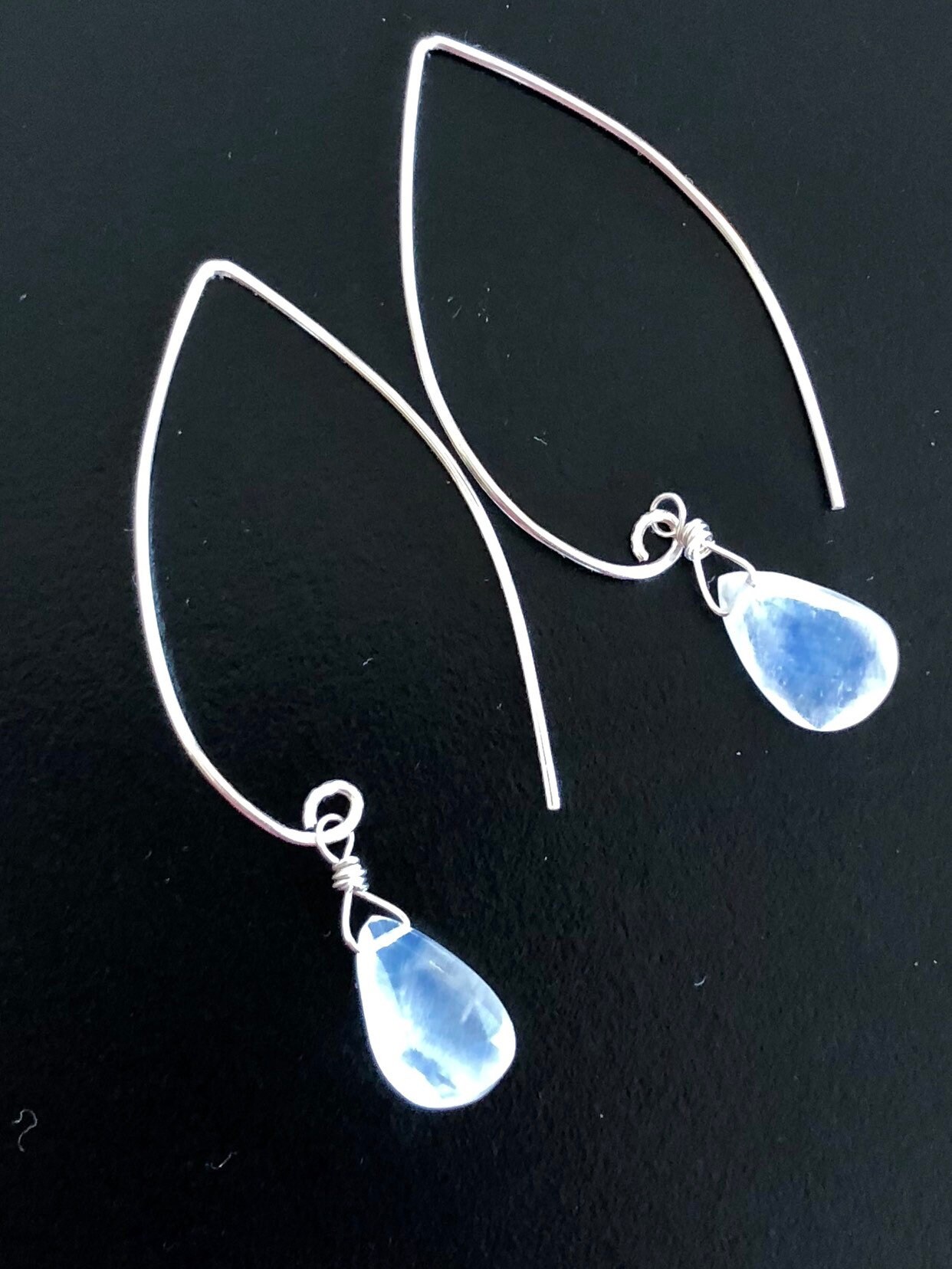 Mondstein Ohrringe, Große Birne Briolette, Luxe Aaa, Blue Flash, Juni Geburtsstein, Braut, Sterling Silber von Linettesjewelrychest