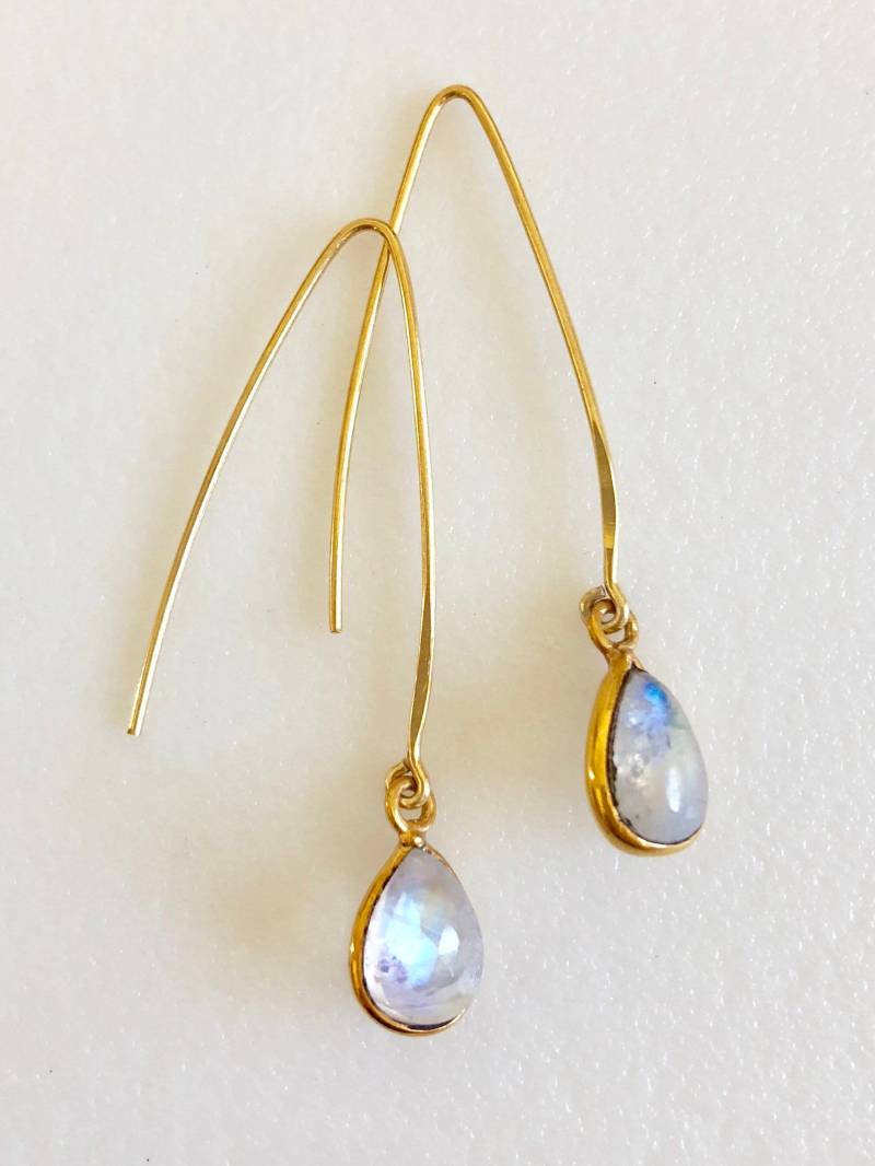 Mondstein Ohrringe, Natürlicher Regenbogen Mondstein, Blaues Feuer, Juni Geburtsstein, 24K Gold Vermeil Lünette, Braut von Linettesjewelrychest