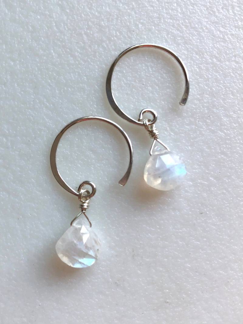 Mondstein Ohrringe, Regenbogen Blauer Blitz Mondstein, Luxe Petite Aaa Herz Briolette, Juni Geburtsstein, Braut, Sterling Silber von Linettesjewelrychest