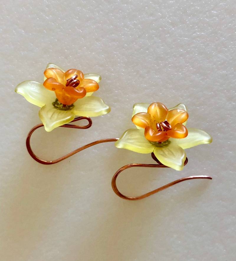 Narzisse Ohrringe, Blumen Gelb Orange Narzissen, Lucite Blüten, Handgemachte Helle Kupfer Frühlingsblumen, Leicht von Linettesjewelrychest