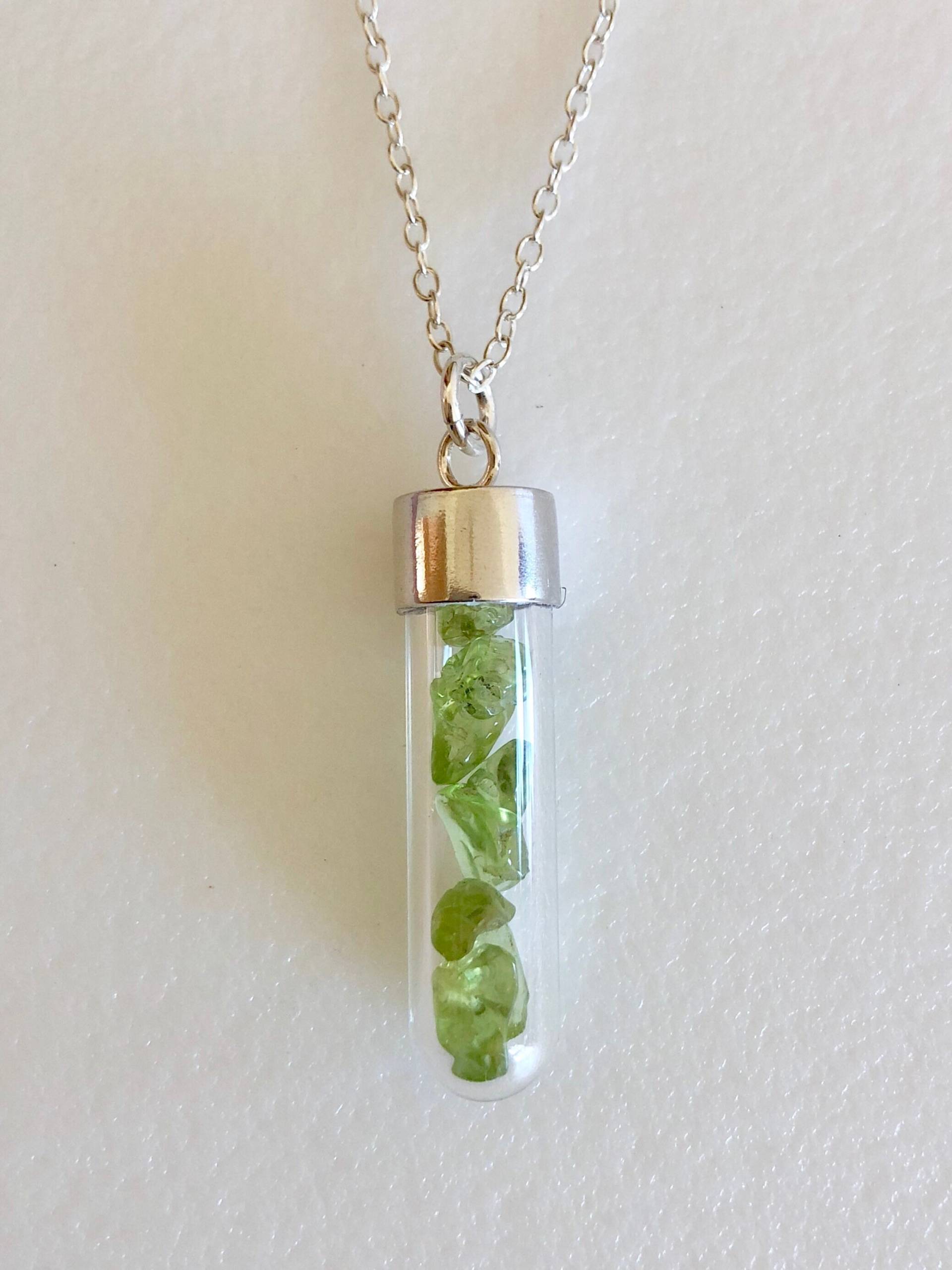 Peridot Flasche Halskette, Echte Gelbgrüne Nuggets, August Geburtsstein, Glasfläschchen, .925 Sterlingsilber von Linettesjewelrychest