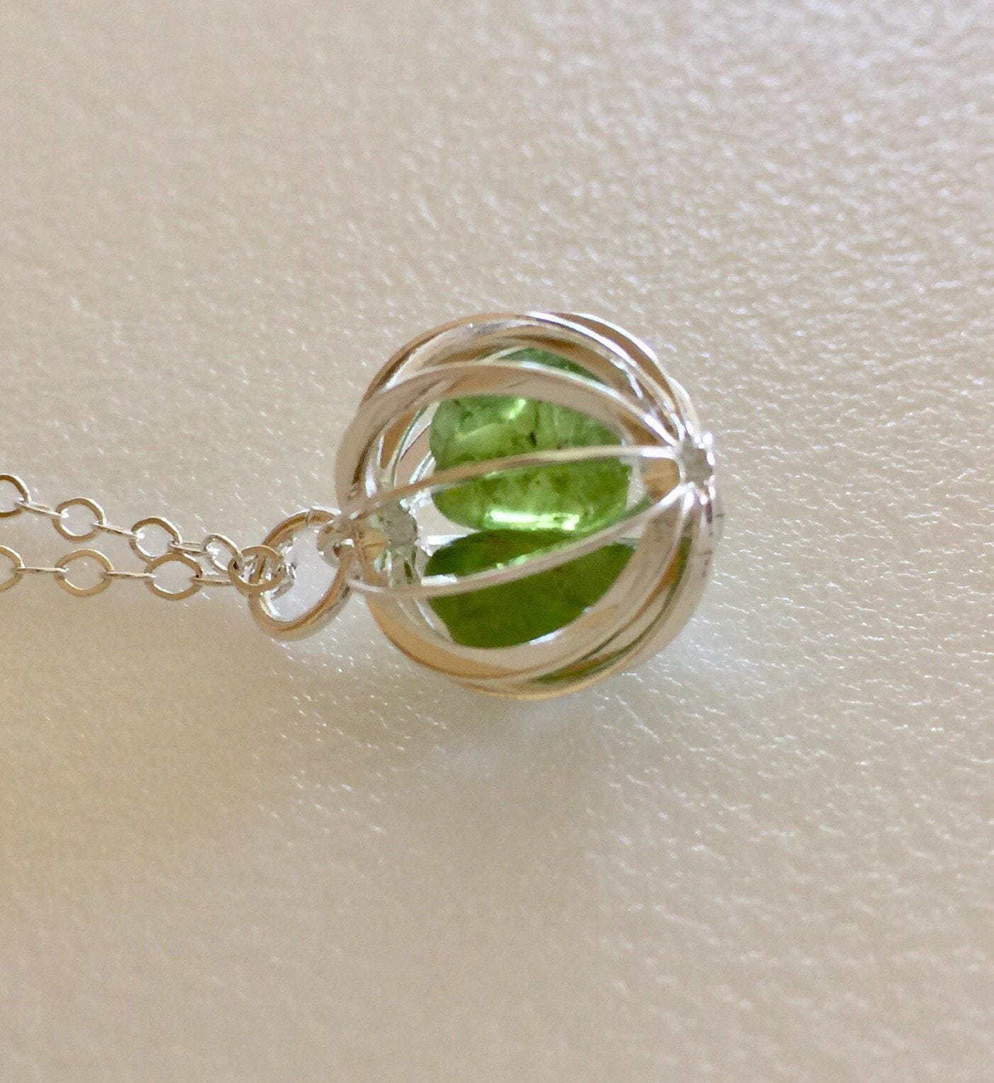 Peridot Käfig Halskette, Echte Nuggets, August Birthstone, Tief Gelb Grün, Natürliche Edelsteine, Sterling Silber von Linettesjewelrychest