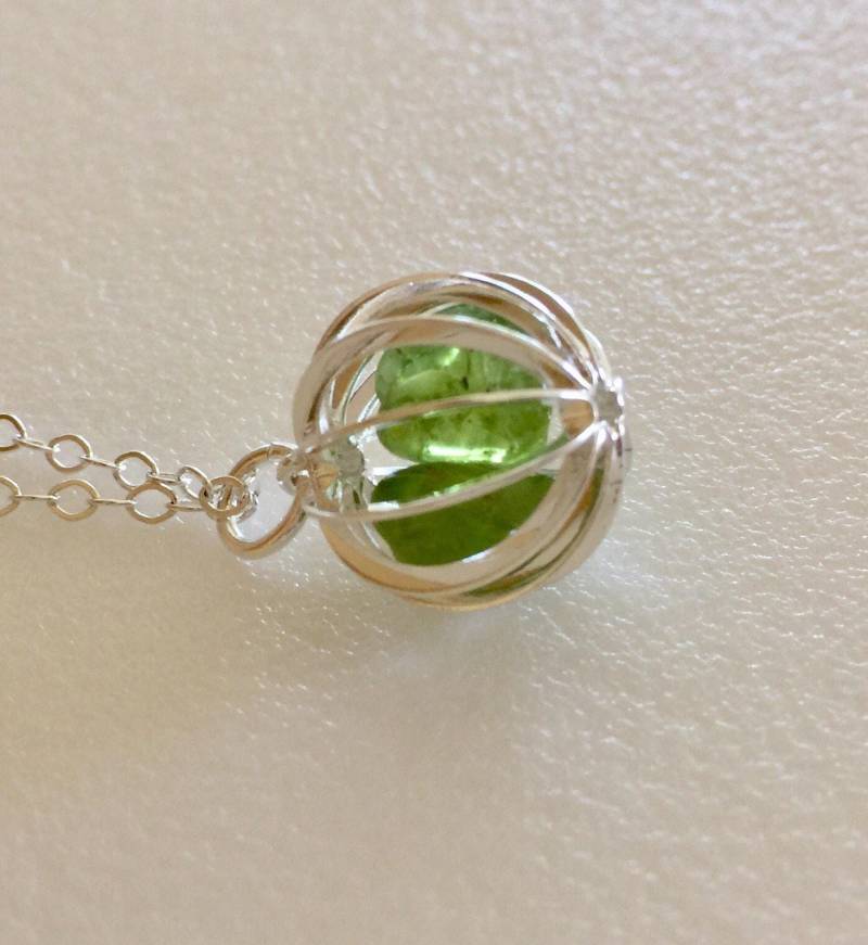 Peridot Käfig Halskette, Echte Nuggets, August Birthstone, Tief Gelb Grün, Natürliche Edelsteine, Sterling Silber von Linettesjewelrychest
