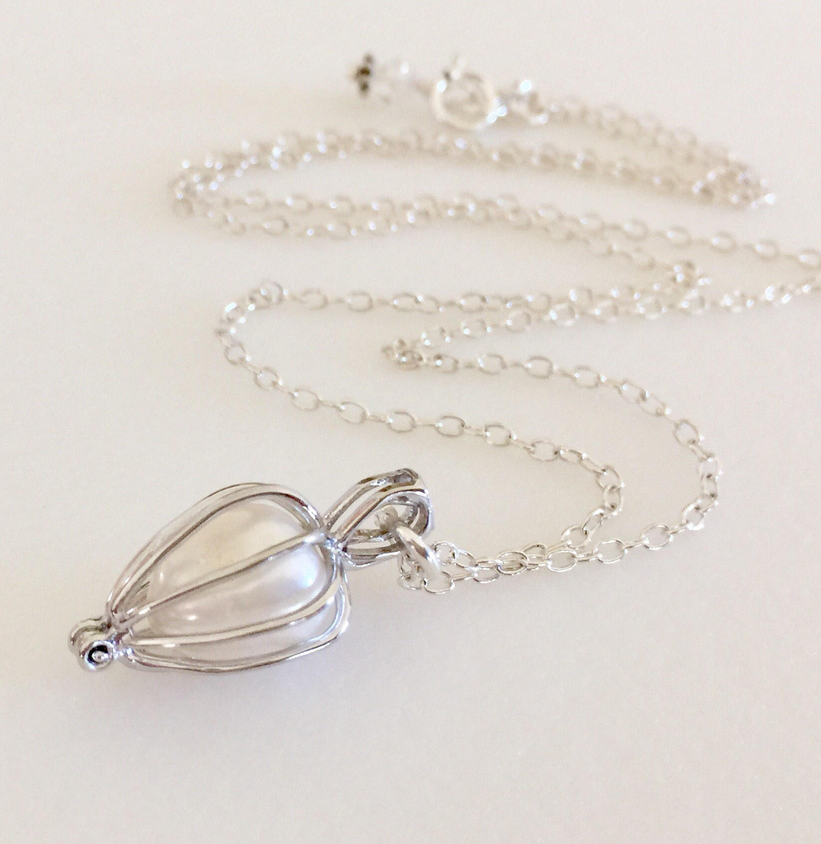Perlenkäfig Halskette, Sterling Silber Perlenkäfig, Echte Süßwasserperle, Liebesherzkäfig, Tropfenkäfig, Juni Geburtsstein, Brautschmuck Perlenkäfig Halskette, Sterling Silber Perlenkäfig, Echte Süßwasserperle, Liebesherzkäfig, Tropfenkäfig, Juni Geburtsstein, Brautschmuck von Linettesjewelrychest