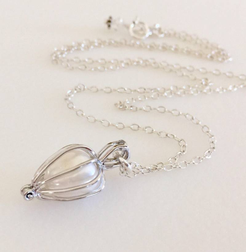 Perlenkäfig Halskette, Sterling Silber Perlenkäfig, Echte Süßwasserperle, Liebesherzkäfig, Tropfenkäfig, Juni Geburtsstein, Brautschmuck Perlenkäfig Halskette, Sterling Silber Perlenkäfig, Echte Süßwasserperle, Liebesherzkäfig, Tropfenkäfig, Juni Geburtsstein, Brautschmuck von Linettesjewelrychest