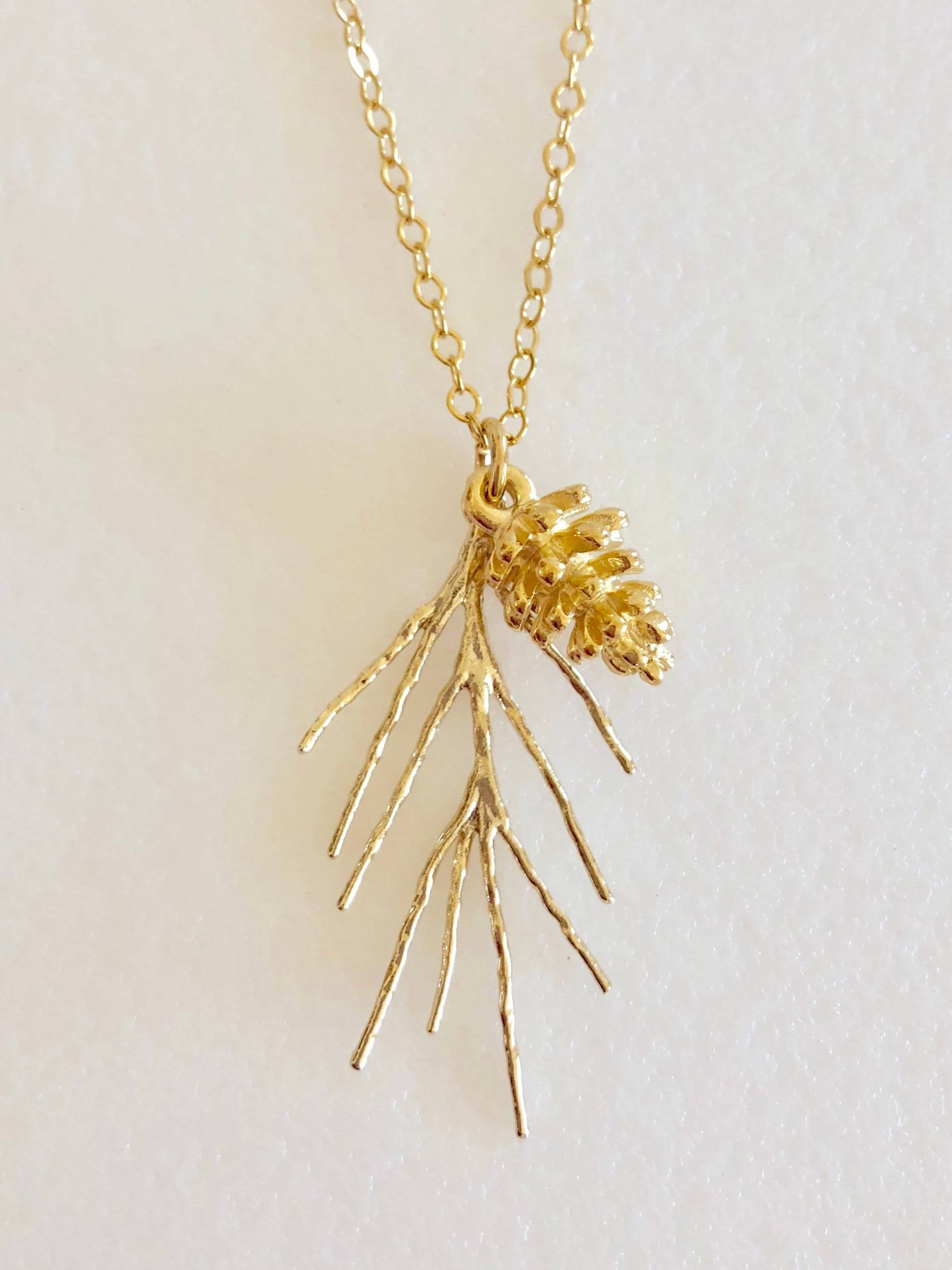Pinecone Halskette, Gold Anhänger, Delikate Zweig Pine Bough, Woodland 14K Fill von Linettesjewelrychest