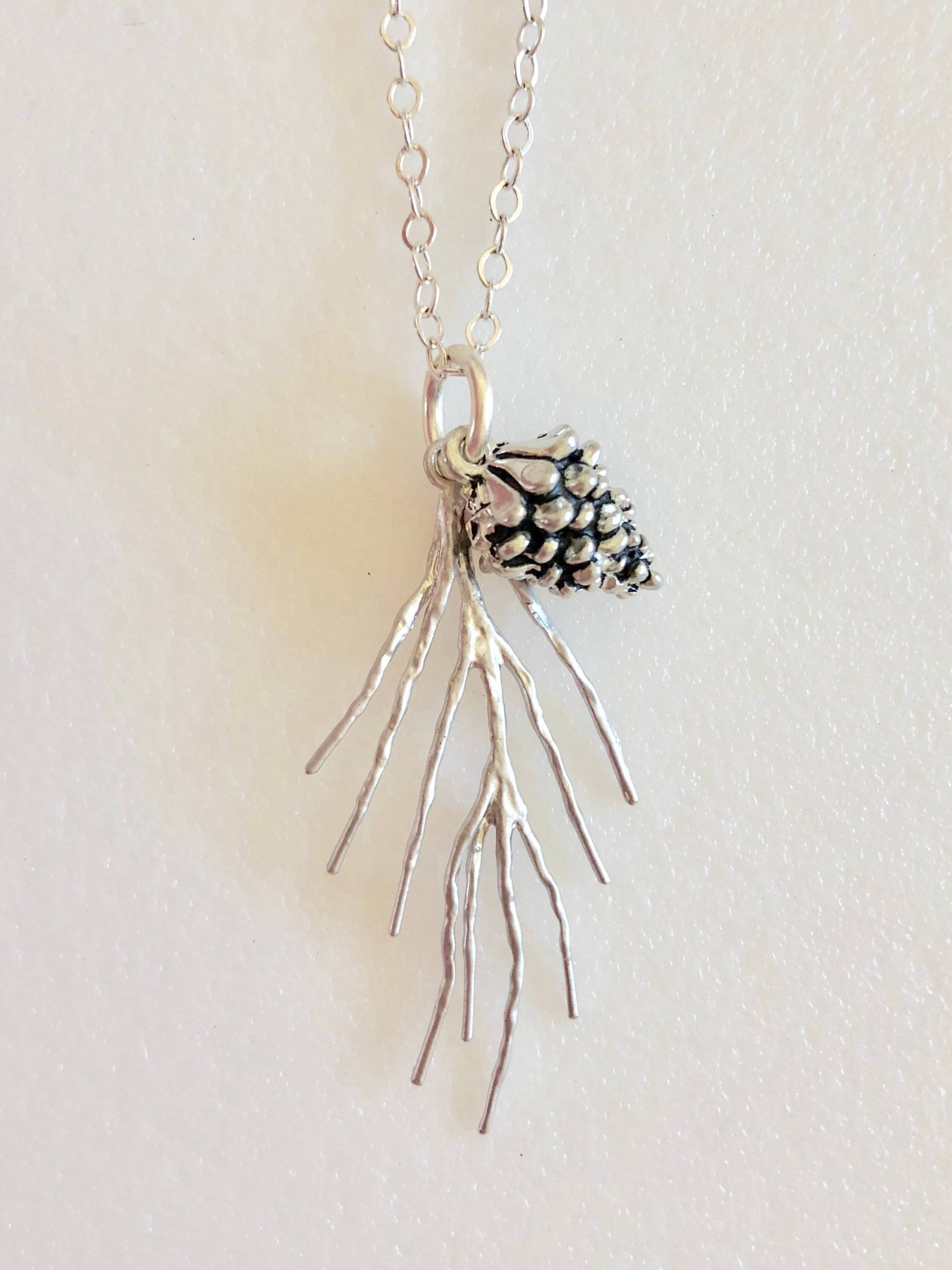 Pinecone Halskette, Pewter Charm, Feine Zweig Pine Bough, Woodland, Winter Hochzeit, Sterling Silber von Linettesjewelrychest