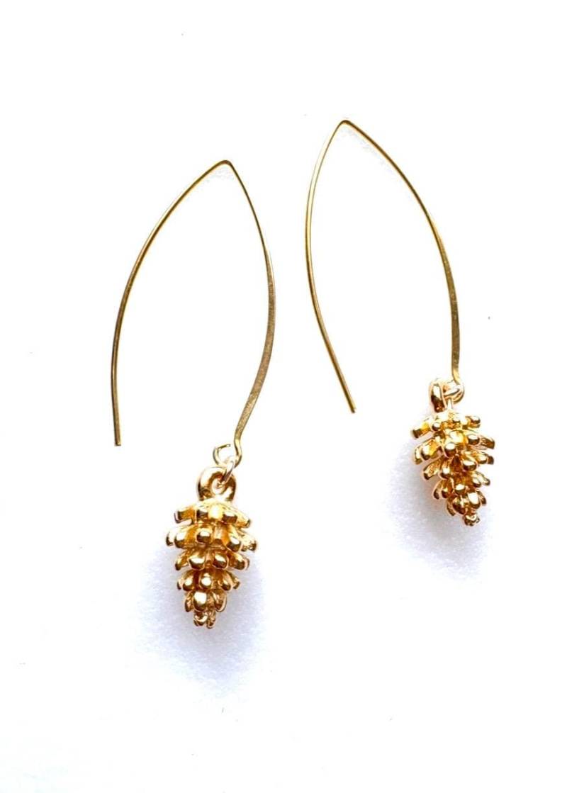 Pinecone Ohrringe, Gold Ohrhänger, 14K Fill Ohrhaken, Woodland Winter Brautschmuck Pinecone Ohrringe, Gold Ohrhänger, 14K Fill Ohrhaken, Woodland Winter Brautschmuck von Linettesjewelrychest