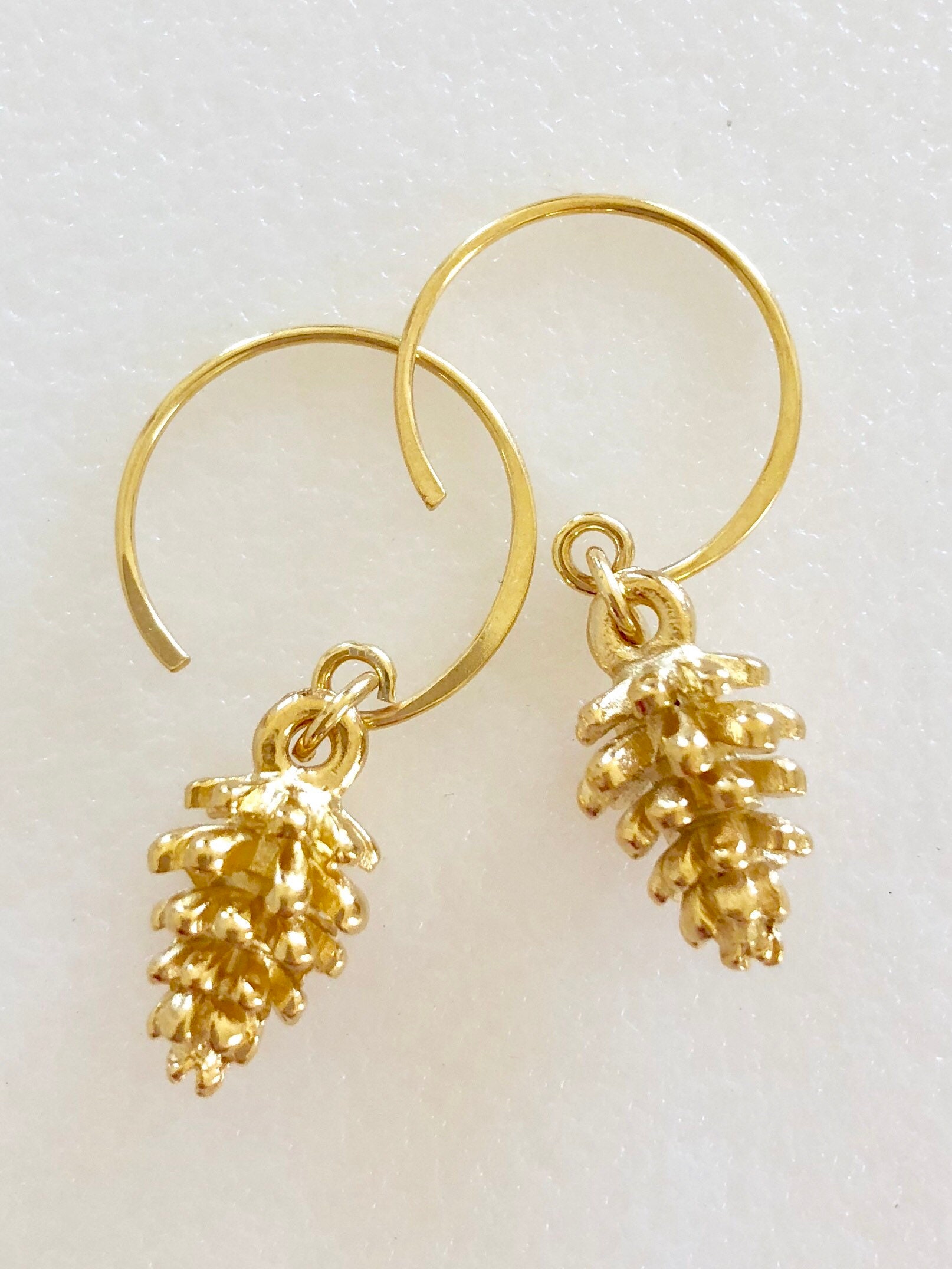 Pinecone Ohrringe, Gold Ohrhänger, 24K Vermeil Ohrreifen, Woodland Winter Schmuck, Brautschmuck Pinecone Ohrringe, Gold Ohrhänger, 24K Vermeil Ohrreifen, Woodland Winter Schmuck, Brautschmuck von Linettesjewelrychest