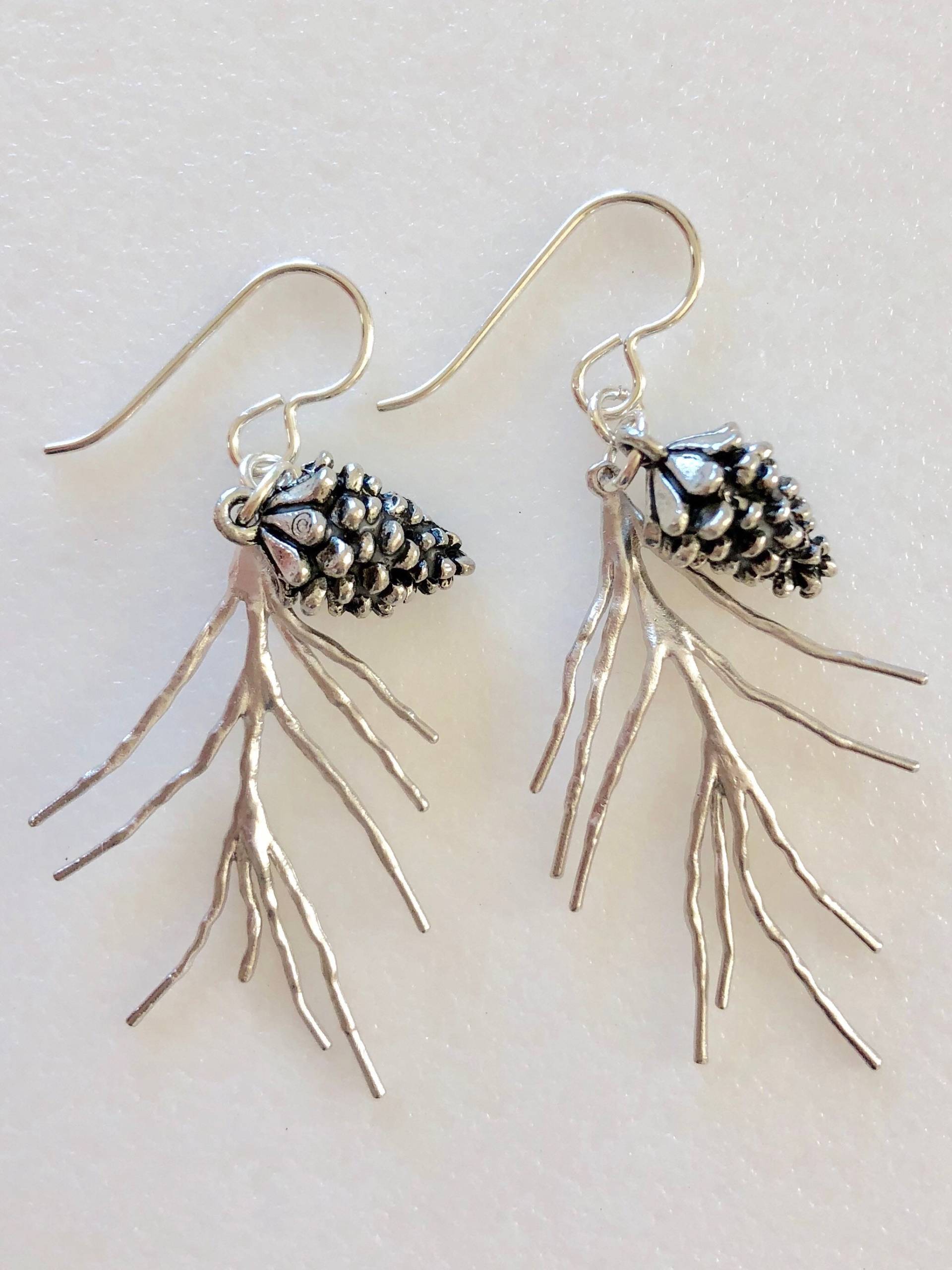 Pinecone Ohrringe, Pine Zweig Zinn Charms, Zarte Silber Zweig, Wald, Winter Hochzeit, Sterling von Linettesjewelrychest