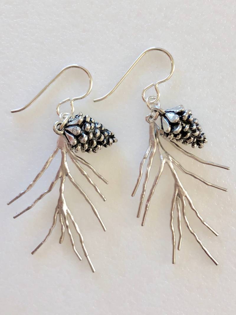 Pinecone Ohrringe, Pine Zweig Zinn Charms, Zarte Silber Zweig, Wald, Winter Hochzeit, Sterling von Linettesjewelrychest
