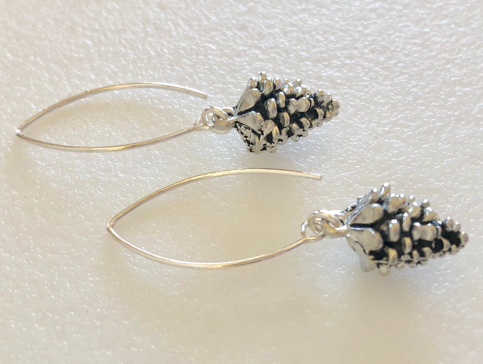 Pinecone Ohrringe, Zierliche Silber Zinn Tannenzapfen, Sterling Ohrhaken, Urlaub Weihnachten, Braut, .925 von Linettesjewelrychest