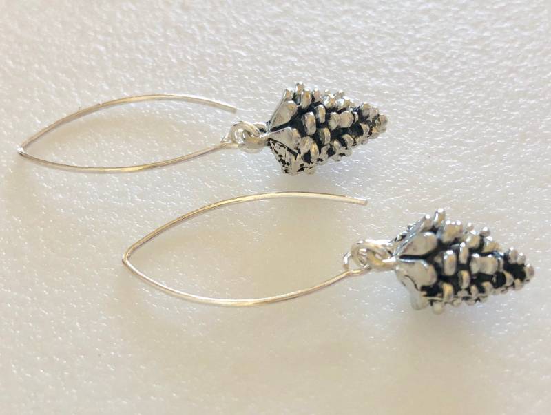 Pinecone Ohrringe, Zierliche Silber Zinn Tannenzapfen, Sterling Ohrhaken, Urlaub Weihnachten, Braut, .925 von Linettesjewelrychest
