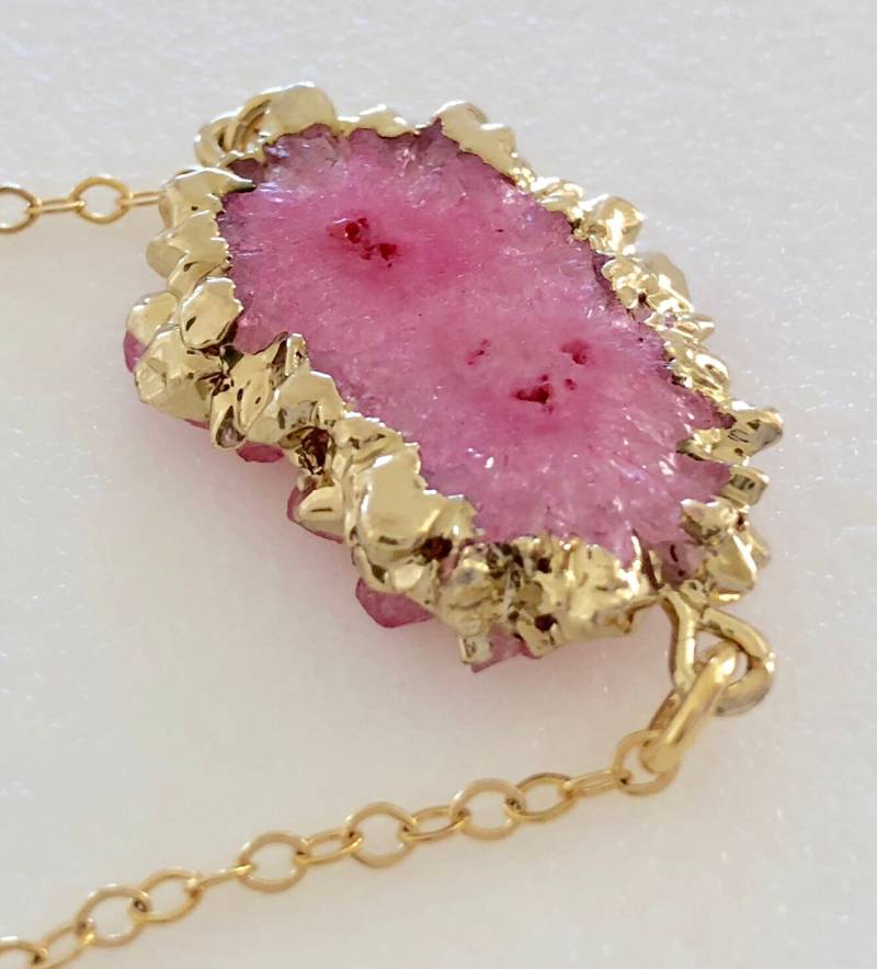 Punk Druzy Achat Halskette, Natürliche Geode Scheibe, Gold Galvanisiert, Freeform Kristall von Linettesjewelrychest