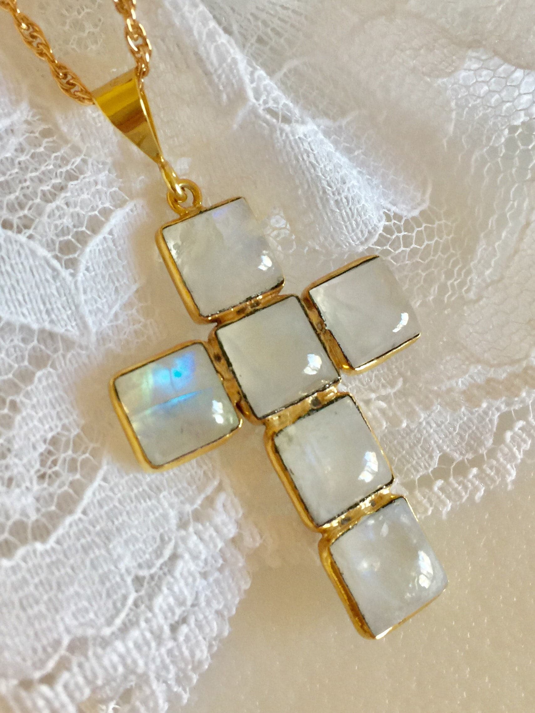 Regenbogen Mondstein Kreuz, Christliches Blauer Blitz Mondstein, Juni Birthstone, Ostern, Braut, Heiledelstein, Gold Vermeil, Fill von Linettesjewelrychest