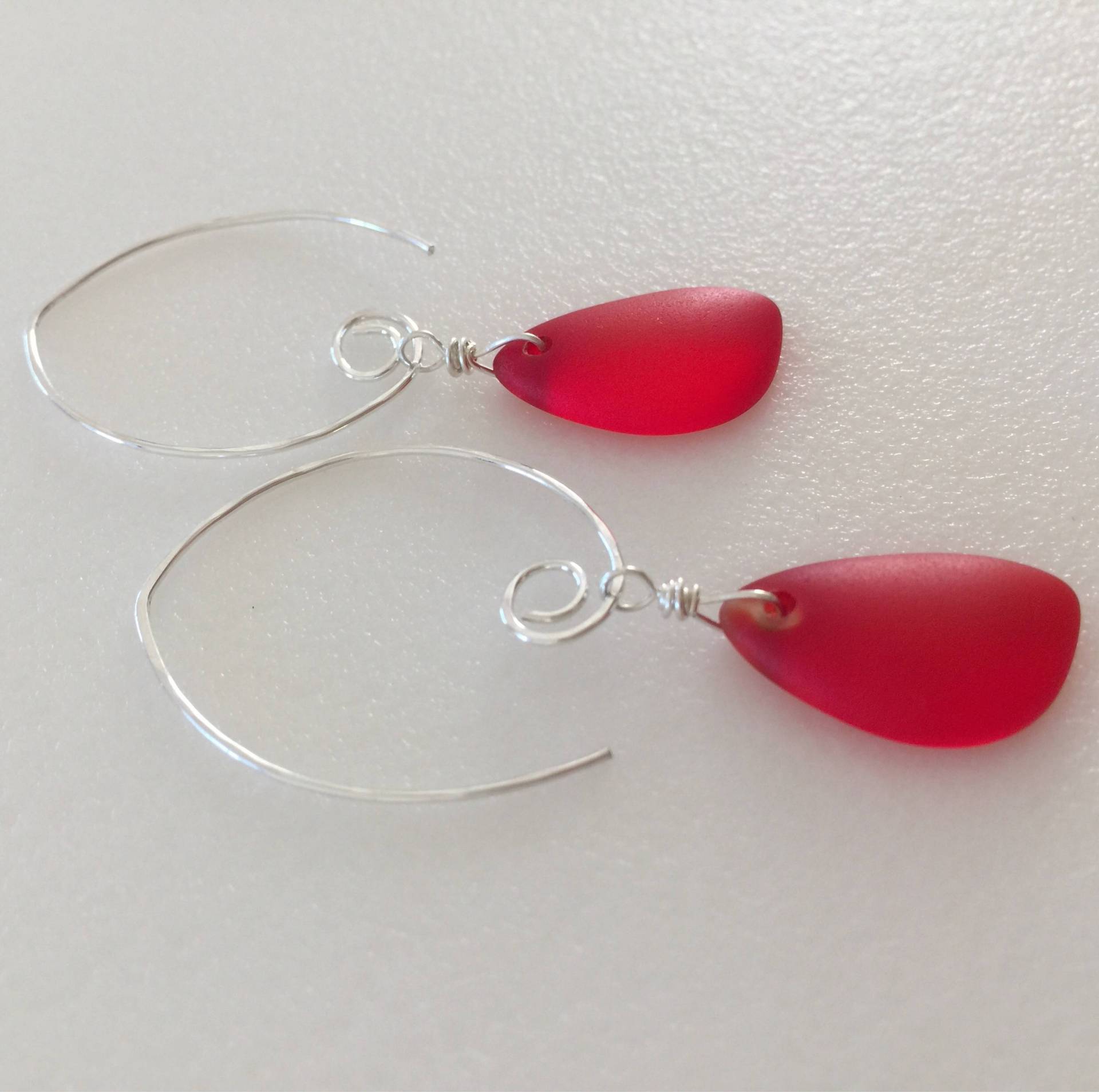 Rot Seeglas Ohrringe, Hell Kultiviertes Seeglas, Durchscheinend Strand Glas, Gehämmerte Sterling Silber Ohrdrähte von Linettesjewelrychest