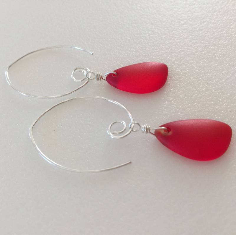 Rot Seeglas Ohrringe, Hell Kultiviertes Seeglas, Durchscheinend Strand Glas, Gehämmerte Sterling Silber Ohrdrähte von Linettesjewelrychest