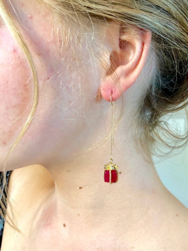 Rote Geschenke Einfädler Ohrringe, Rubinrot Glas, Weihnachts Bänder Und Bögen, Geschenk Anhänger, 14K Gold Fill, Sterling Silber von Linettesjewelrychest
