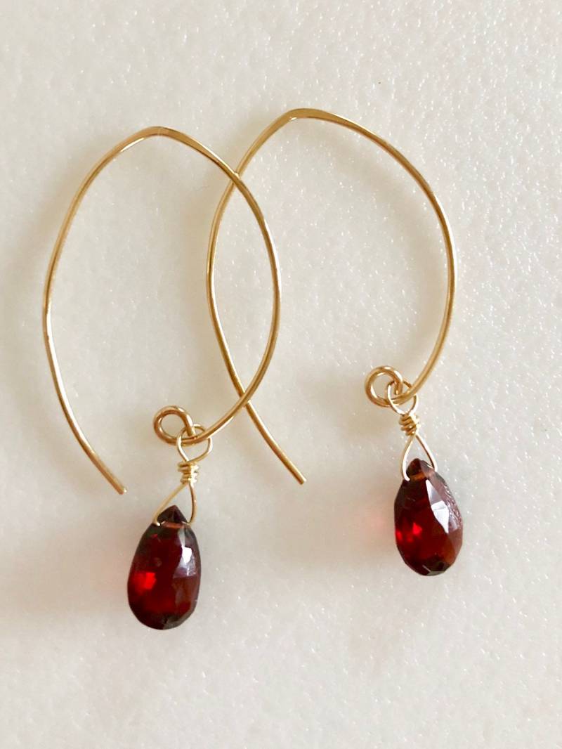 Rote Granat Ohrringe, Luxe Aaa Edelstein, Mosambik Briolette, Bordeaux Rot, Januar Birthstone, Gold Zu Füllen, Sterling Silber von Linettesjewelrychest