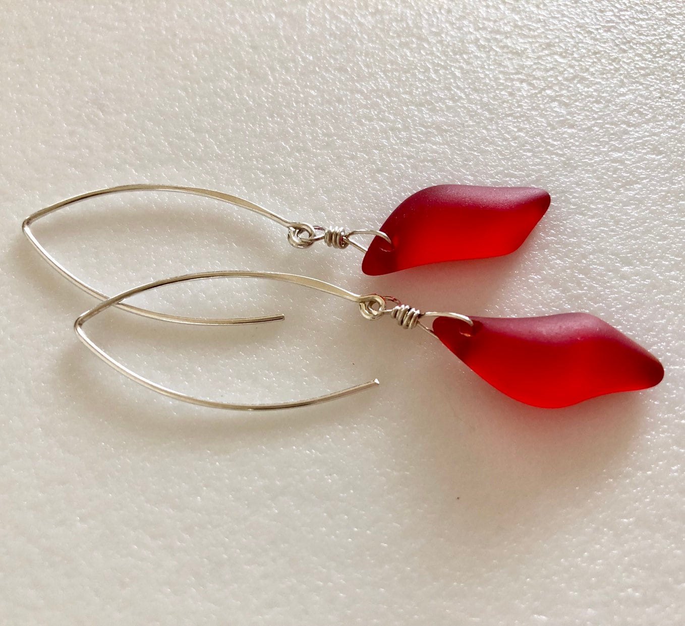 Rote Seeglas Ohrringe, Kirschrote Wellen, Strand Sterling Silber von Linettesjewelrychest