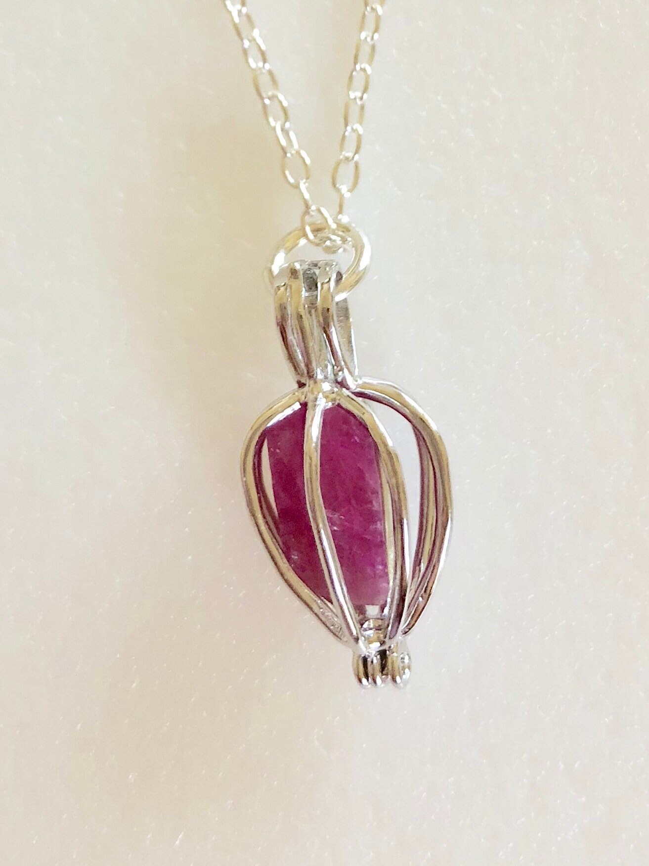 Rubin Käfig Halskette, Sterling Silber Tropfen Käfig, Echter Roter Rubin, Edelstein, Natürlicher Nugget, Juli Birthstone von Linettesjewelrychest